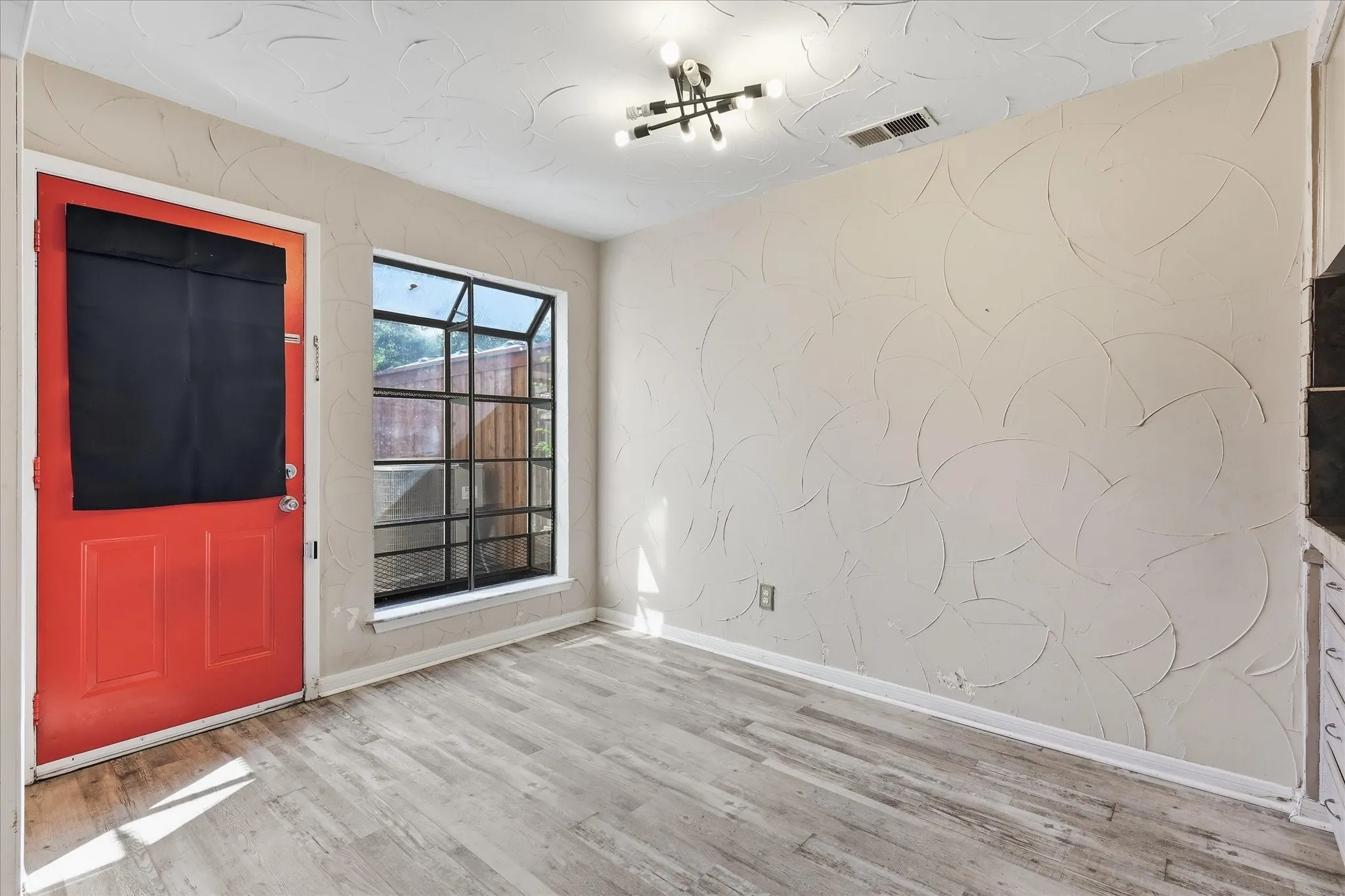 Townhouse For Sale in Tarrant County , 981 Chateau Valee Circle, Bedford, Texas 76022, 3 Bedroom, 4 Bathroom, Garage spaces, 2,029 Sqft, built in 1972, mls#21334457, Real Estate Agent in Bedford, Homes For Sale in Tarrant county, Homes For Sale in Bedford, Realtor in Bedford Texas, Real Estate Brokerage Independent Realty Texas, Luminita Cordes Realtor