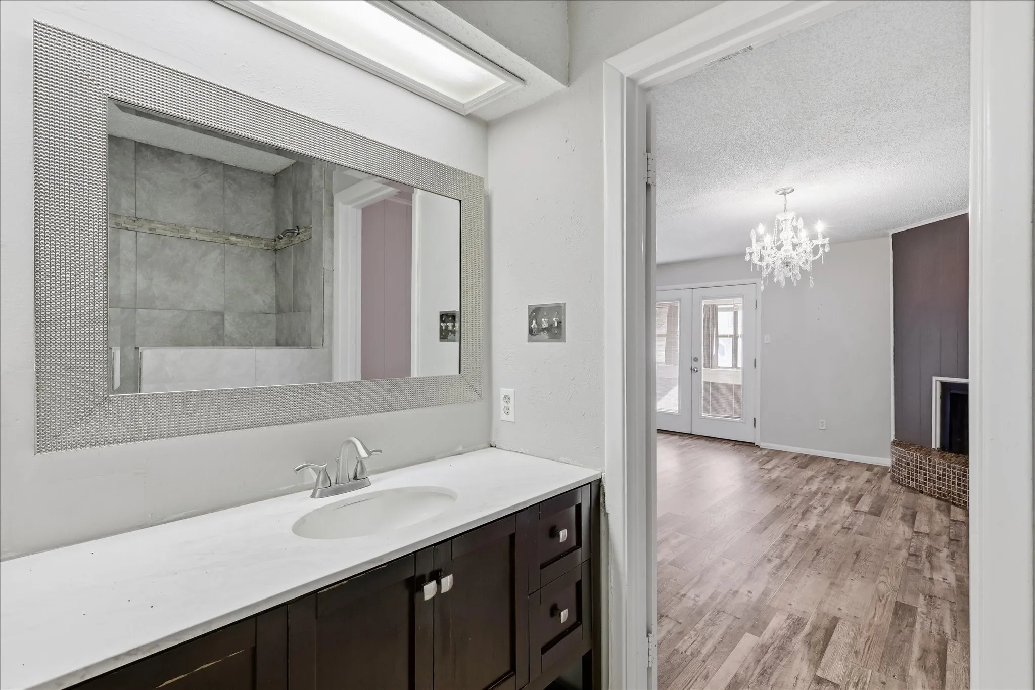 Townhouse For Sale in Tarrant County , 981 Chateau Valee Circle, Bedford, Texas 76022, 3 Bedroom, 4 Bathroom, Garage spaces, 2,029 Sqft, built in 1972, mls#21334457, Real Estate Agent in Bedford, Homes For Sale in Tarrant county, Homes For Sale in Bedford, Realtor in Bedford Texas, Real Estate Brokerage Independent Realty Texas, Luminita Cordes Realtor