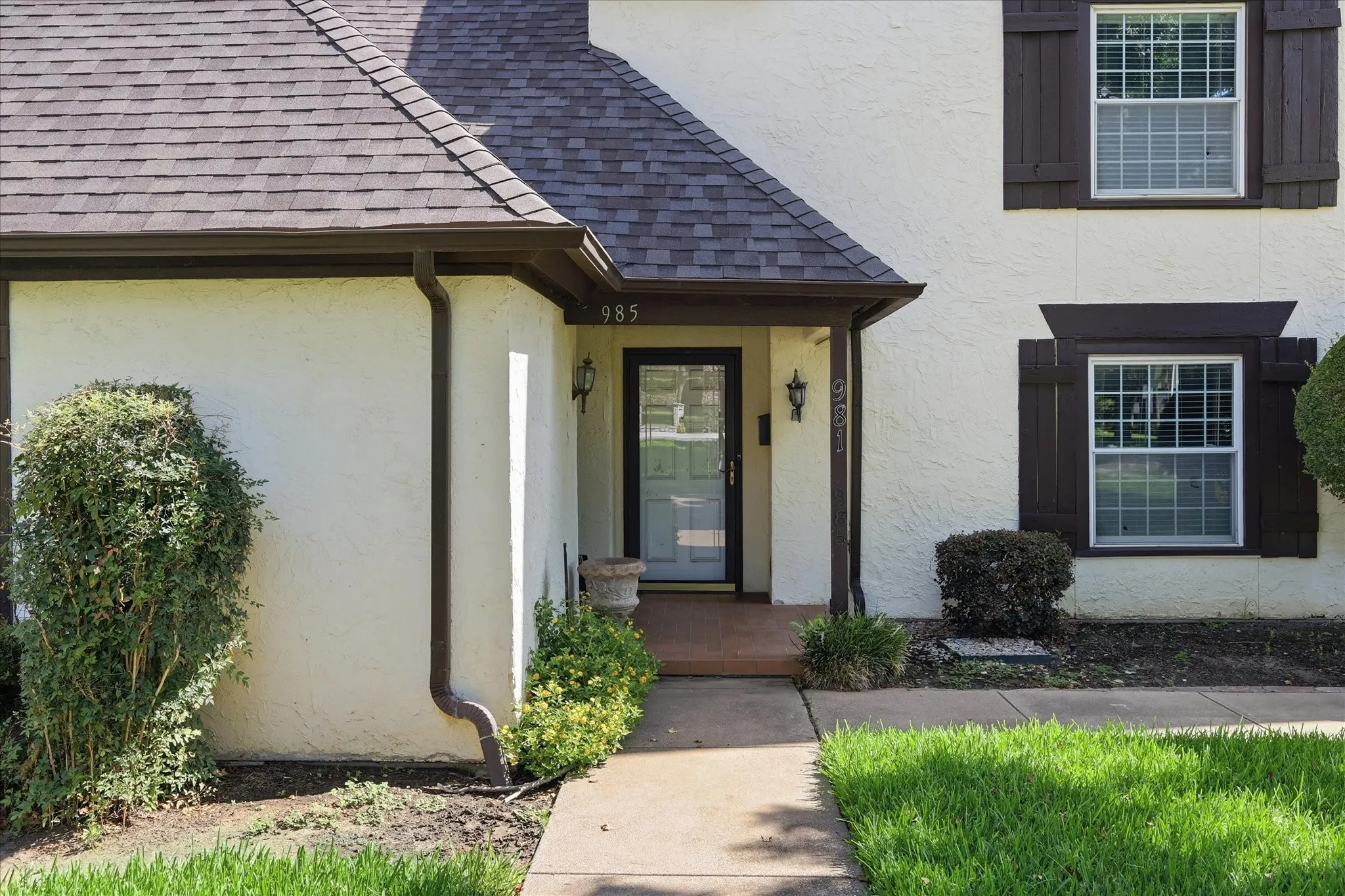 Townhouse For Sale in Tarrant County , 981 Chateau Valee Circle, Bedford, Texas 76022, 3 Bedroom, 4 Bathroom, Garage spaces, 2,029 Sqft, built in 1972, mls#21334457, Real Estate Agent in Bedford, Homes For Sale in Tarrant county, Homes For Sale in Bedford, Realtor in Bedford Texas, Real Estate Brokerage Independent Realty Texas, Luminita Cordes Realtor