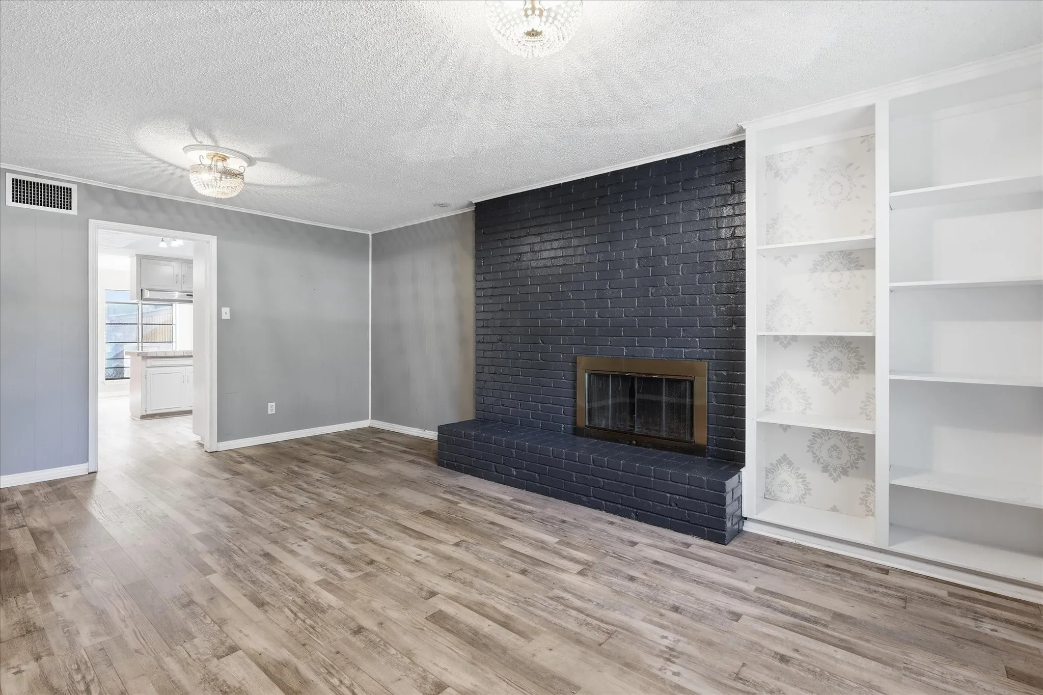 Townhouse For Sale in Tarrant County , 981 Chateau Valee Circle, Bedford, Texas 76022, 3 Bedroom, 4 Bathroom, Garage spaces, 2,029 Sqft, built in 1972, mls#21334457, Real Estate Agent in Bedford, Homes For Sale in Tarrant county, Homes For Sale in Bedford, Realtor in Bedford Texas, Real Estate Brokerage Independent Realty Texas, Luminita Cordes Realtor