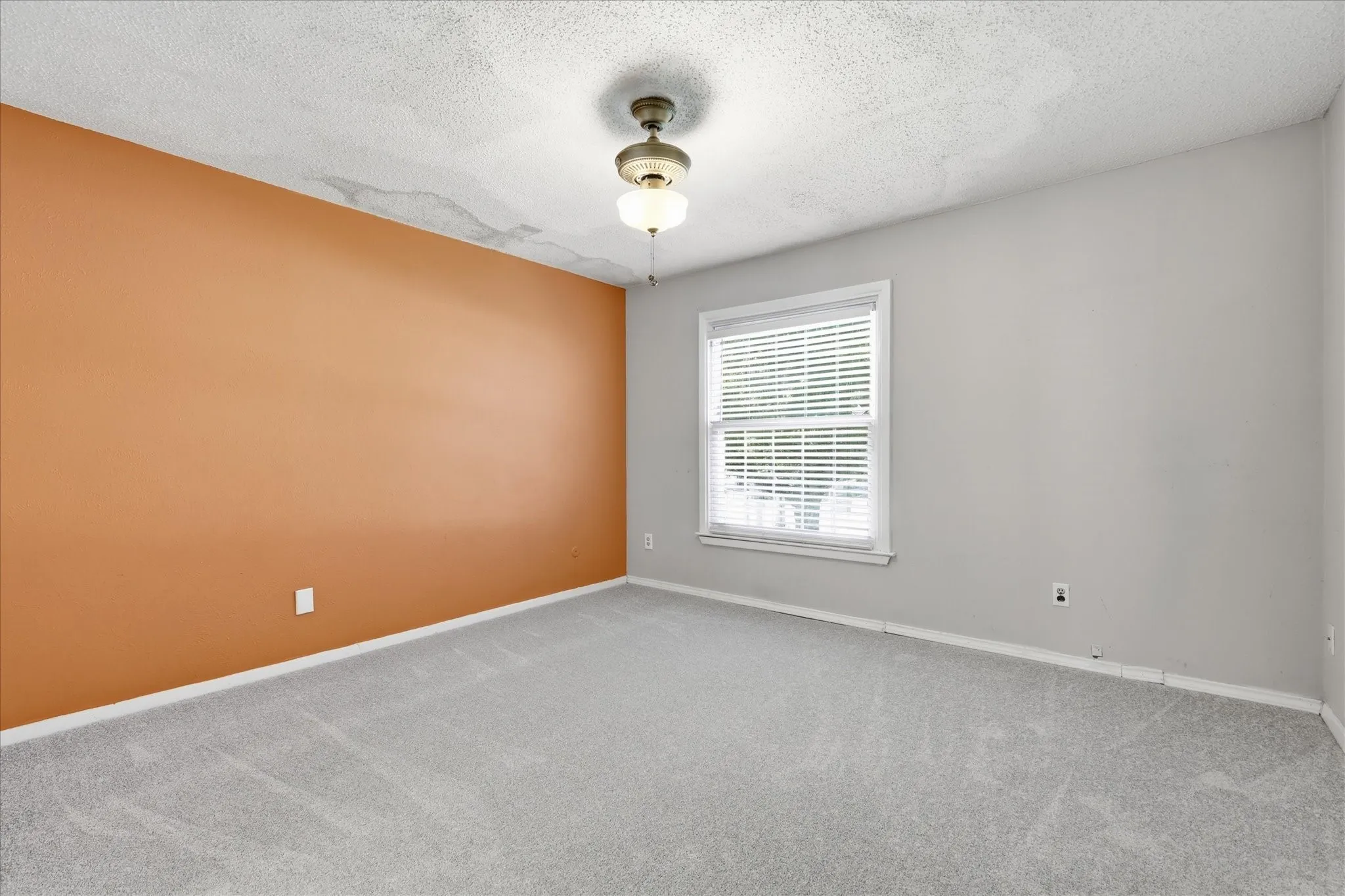 Townhouse For Sale in Tarrant County , 981 Chateau Valee Circle, Bedford, Texas 76022, 3 Bedroom, 4 Bathroom, Garage spaces, 2,029 Sqft, built in 1972, mls#21334457, Real Estate Agent in Bedford, Homes For Sale in Tarrant county, Homes For Sale in Bedford, Realtor in Bedford Texas, Real Estate Brokerage Independent Realty Texas, Luminita Cordes Realtor