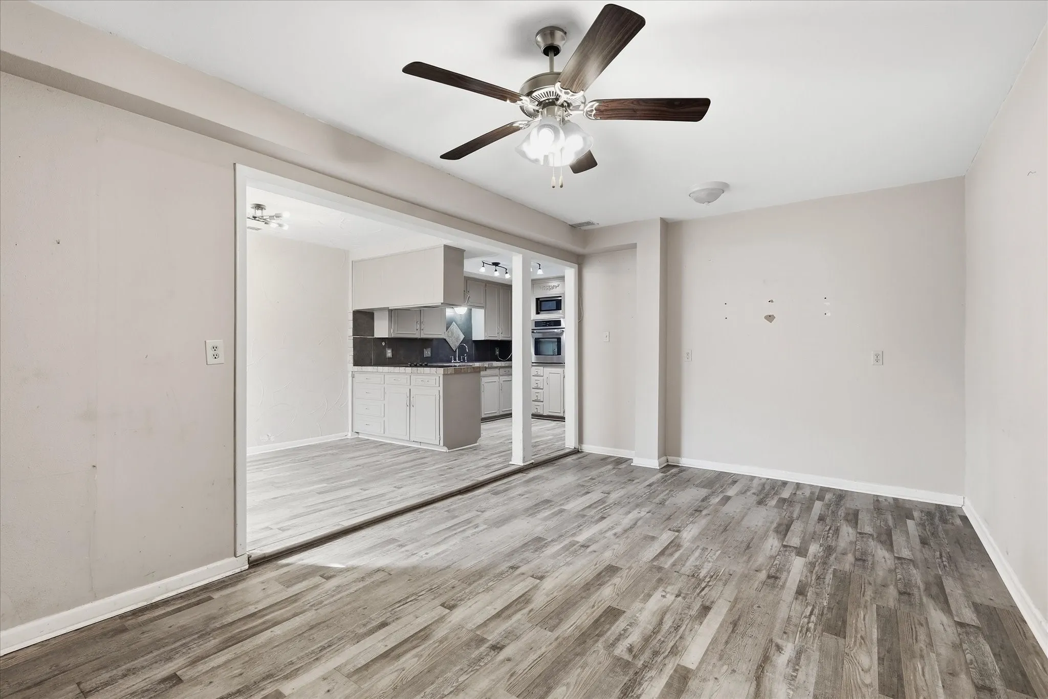 Townhouse For Sale in Tarrant County , 981 Chateau Valee Circle, Bedford, Texas 76022, 3 Bedroom, 4 Bathroom, Garage spaces, 2,029 Sqft, built in 1972, mls#21334457, Real Estate Agent in Bedford, Homes For Sale in Tarrant county, Homes For Sale in Bedford, Realtor in Bedford Texas, Real Estate Brokerage Independent Realty Texas, Luminita Cordes Realtor