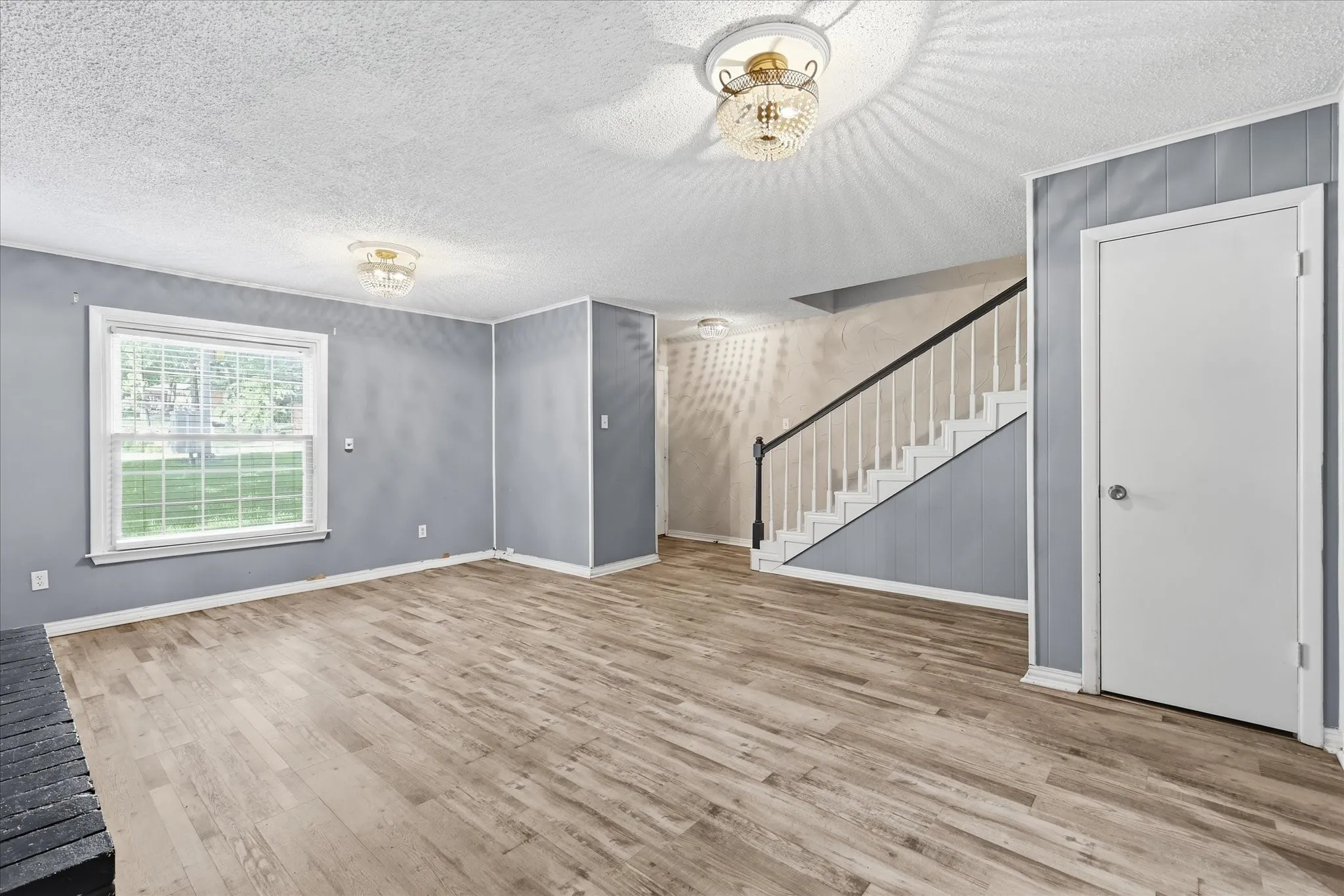 Townhouse For Sale in Tarrant County , 981 Chateau Valee Circle, Bedford, Texas 76022, 3 Bedroom, 4 Bathroom, Garage spaces, 2,029 Sqft, built in 1972, mls#21334457, Real Estate Agent in Bedford, Homes For Sale in Tarrant county, Homes For Sale in Bedford, Realtor in Bedford Texas, Real Estate Brokerage Independent Realty Texas, Luminita Cordes Realtor