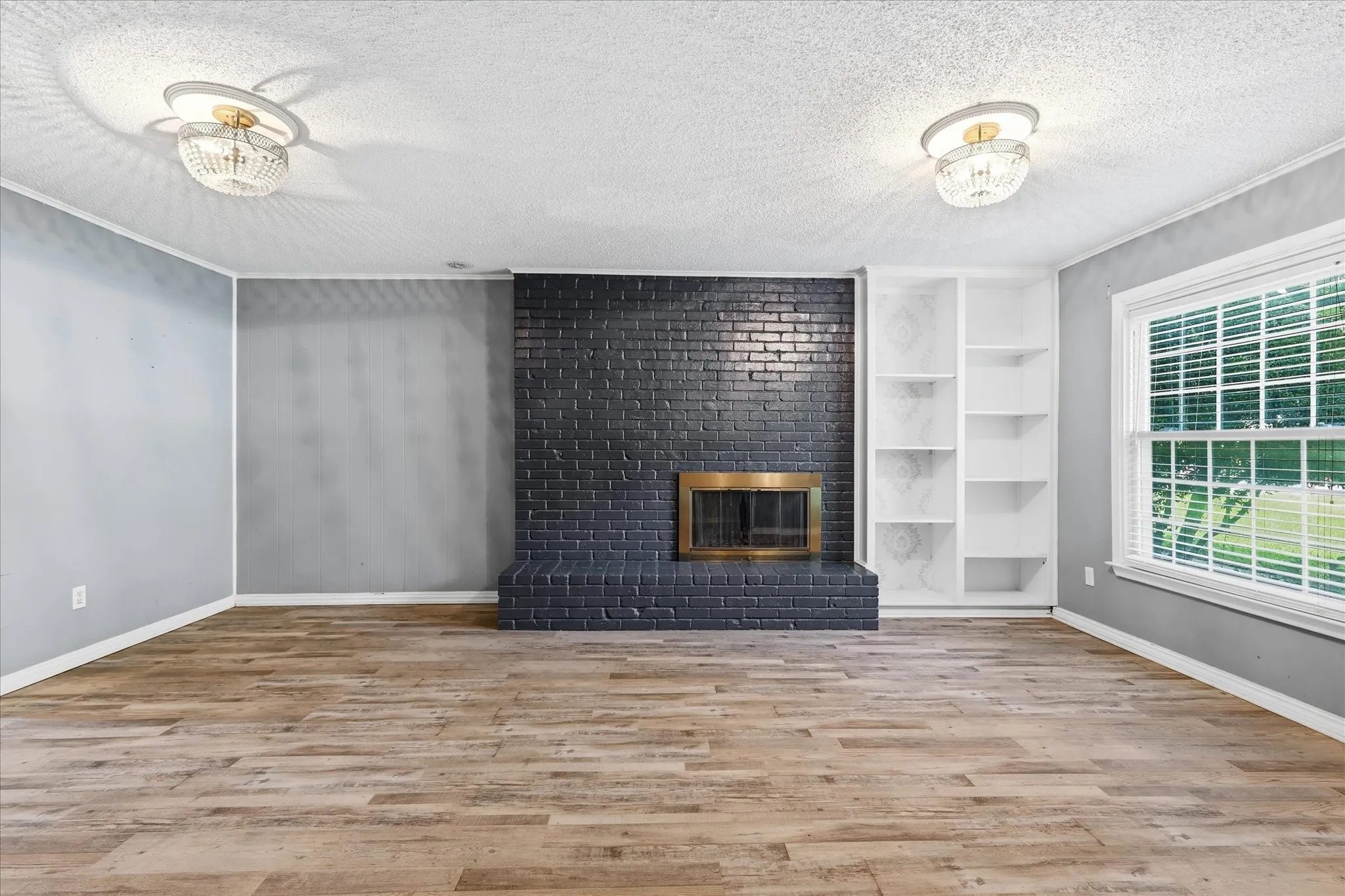 Townhouse For Sale in Tarrant County , 981 Chateau Valee Circle, Bedford, Texas 76022, 3 Bedroom, 4 Bathroom, Garage spaces, 2,029 Sqft, built in 1972, mls#21334457, Real Estate Agent in Bedford, Homes For Sale in Tarrant county, Homes For Sale in Bedford, Realtor in Bedford Texas, Real Estate Brokerage Independent Realty Texas, Luminita Cordes Realtor