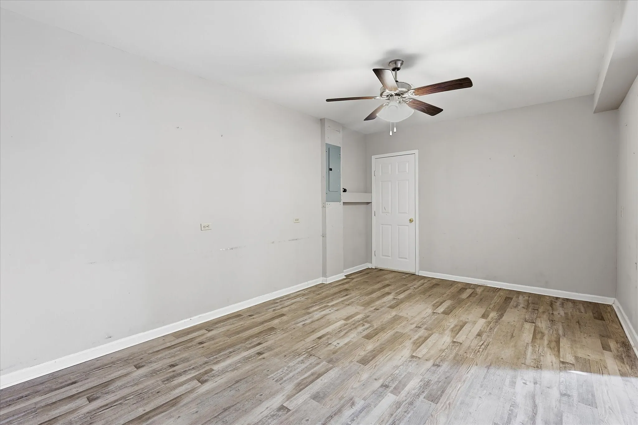 Townhouse For Sale in Tarrant County , 981 Chateau Valee Circle, Bedford, Texas 76022, 3 Bedroom, 4 Bathroom, Garage spaces, 2,029 Sqft, built in 1972, mls#21334457, Real Estate Agent in Bedford, Homes For Sale in Tarrant county, Homes For Sale in Bedford, Realtor in Bedford Texas, Real Estate Brokerage Independent Realty Texas, Luminita Cordes Realtor