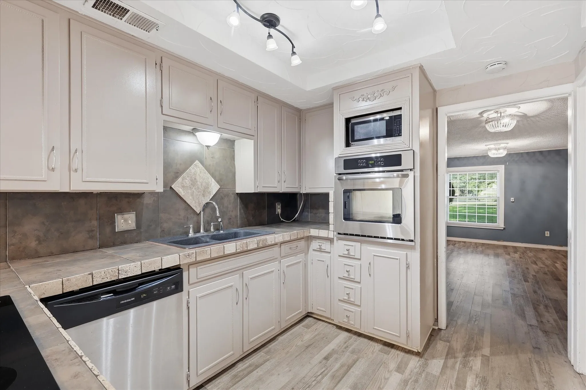 Townhouse For Sale in Tarrant County , 981 Chateau Valee Circle, Bedford, Texas 76022, 3 Bedroom, 4 Bathroom, Garage spaces, 2,029 Sqft, built in 1972, mls#21334457, Real Estate Agent in Bedford, Homes For Sale in Tarrant county, Homes For Sale in Bedford, Realtor in Bedford Texas, Real Estate Brokerage Independent Realty Texas, Luminita Cordes Realtor