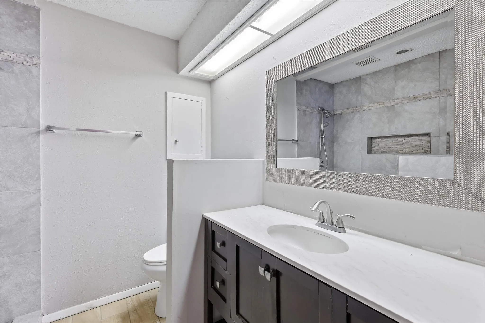 Townhouse For Sale in Tarrant County , 981 Chateau Valee Circle, Bedford, Texas 76022, 3 Bedroom, 4 Bathroom, Garage spaces, 2,029 Sqft, built in 1972, mls#21334457, Real Estate Agent in Bedford, Homes For Sale in Tarrant county, Homes For Sale in Bedford, Realtor in Bedford Texas, Real Estate Brokerage Independent Realty Texas, Luminita Cordes Realtor