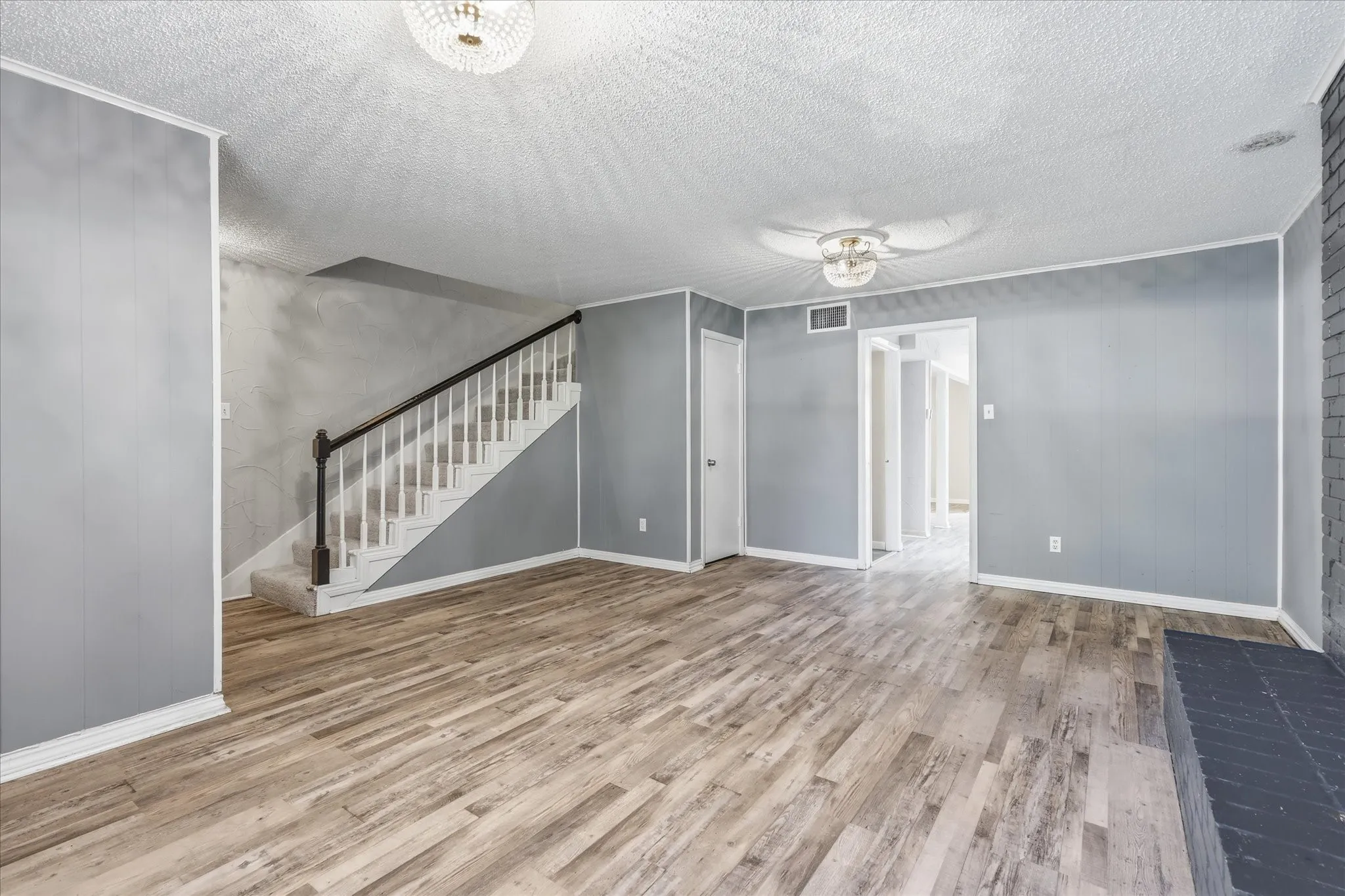 Townhouse For Sale in Tarrant County , 981 Chateau Valee Circle, Bedford, Texas 76022, 3 Bedroom, 4 Bathroom, Garage spaces, 2,029 Sqft, built in 1972, mls#21334457, Real Estate Agent in Bedford, Homes For Sale in Tarrant county, Homes For Sale in Bedford, Realtor in Bedford Texas, Real Estate Brokerage Independent Realty Texas, Luminita Cordes Realtor
