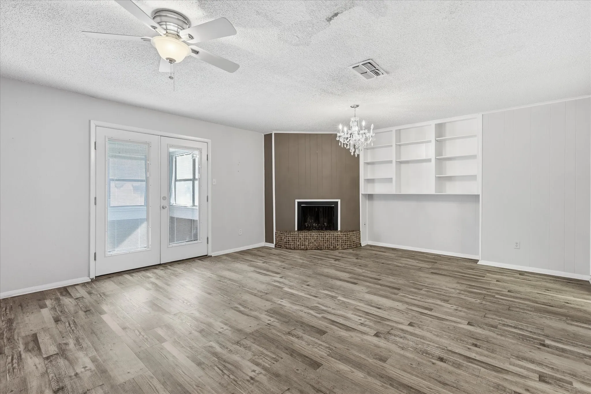 Townhouse For Sale in Tarrant County , 981 Chateau Valee Circle, Bedford, Texas 76022, 3 Bedroom, 4 Bathroom, Garage spaces, 2,029 Sqft, built in 1972, mls#21334457, Real Estate Agent in Bedford, Homes For Sale in Tarrant county, Homes For Sale in Bedford, Realtor in Bedford Texas, Real Estate Brokerage Independent Realty Texas, Luminita Cordes Realtor