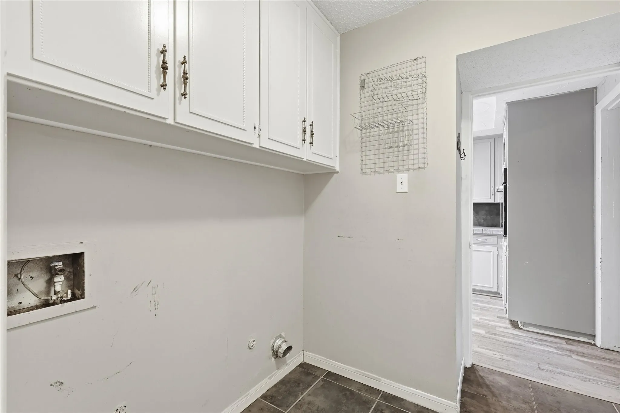 Townhouse For Sale in Tarrant County , 981 Chateau Valee Circle, Bedford, Texas 76022, 3 Bedroom, 4 Bathroom, Garage spaces, 2,029 Sqft, built in 1972, mls#21334457, Real Estate Agent in Bedford, Homes For Sale in Tarrant county, Homes For Sale in Bedford, Realtor in Bedford Texas, Real Estate Brokerage Independent Realty Texas, Luminita Cordes Realtor