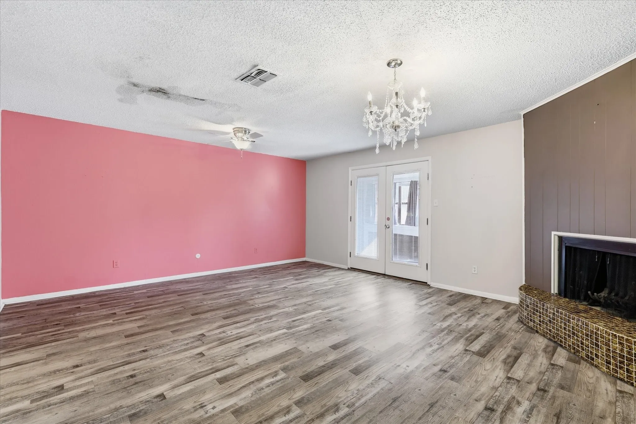 Townhouse For Sale in Tarrant County , 981 Chateau Valee Circle, Bedford, Texas 76022, 3 Bedroom, 4 Bathroom, Garage spaces, 2,029 Sqft, built in 1972, mls#21334457, Real Estate Agent in Bedford, Homes For Sale in Tarrant county, Homes For Sale in Bedford, Realtor in Bedford Texas, Real Estate Brokerage Independent Realty Texas, Luminita Cordes Realtor