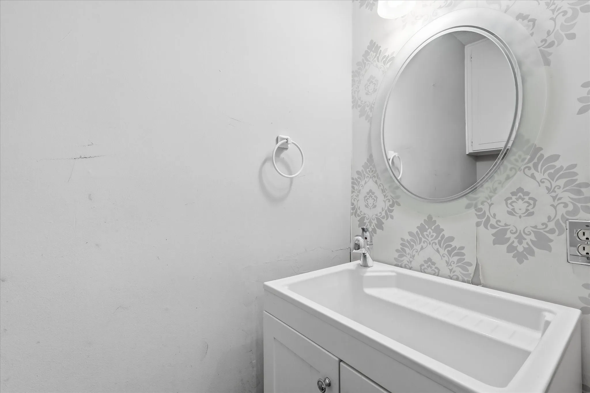 Townhouse For Sale in Tarrant County , 981 Chateau Valee Circle, Bedford, Texas 76022, 3 Bedroom, 4 Bathroom, Garage spaces, 2,029 Sqft, built in 1972, mls#21334457, Real Estate Agent in Bedford, Homes For Sale in Tarrant county, Homes For Sale in Bedford, Realtor in Bedford Texas, Real Estate Brokerage Independent Realty Texas, Luminita Cordes Realtor