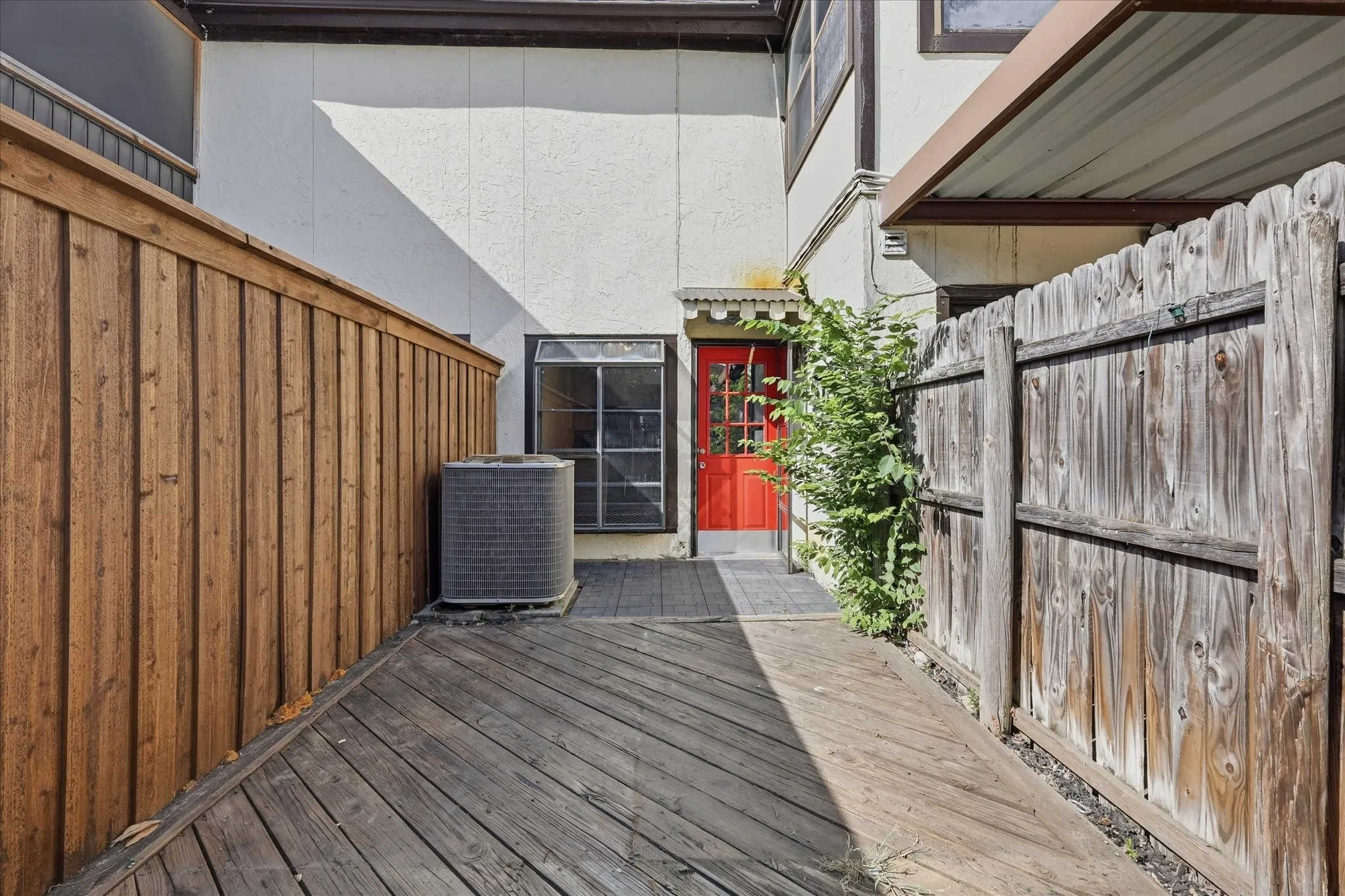 Townhouse For Sale in Tarrant County , 981 Chateau Valee Circle, Bedford, Texas 76022, 3 Bedroom, 4 Bathroom, Garage spaces, 2,029 Sqft, built in 1972, mls#21334457, Real Estate Agent in Bedford, Homes For Sale in Tarrant county, Homes For Sale in Bedford, Realtor in Bedford Texas, Real Estate Brokerage Independent Realty Texas, Luminita Cordes Realtor