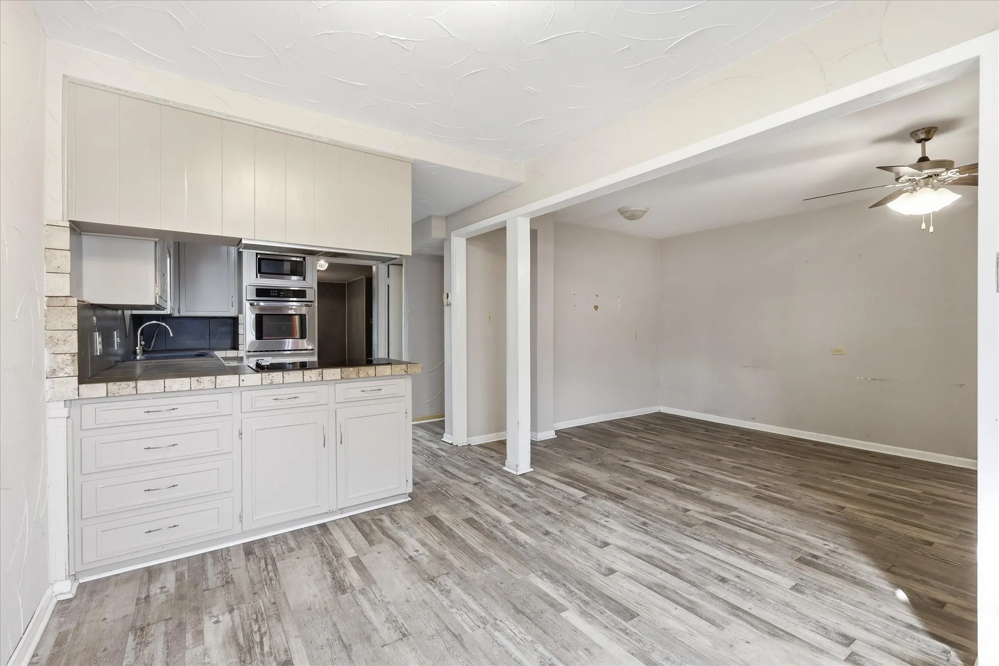Townhouse For Sale in Tarrant County , 981 Chateau Valee Circle, Bedford, Texas 76022, 3 Bedroom, 4 Bathroom, Garage spaces, 2,029 Sqft, built in 1972, mls#21334457, Real Estate Agent in Bedford, Homes For Sale in Tarrant county, Homes For Sale in Bedford, Realtor in Bedford Texas, Real Estate Brokerage Independent Realty Texas, Luminita Cordes Realtor
