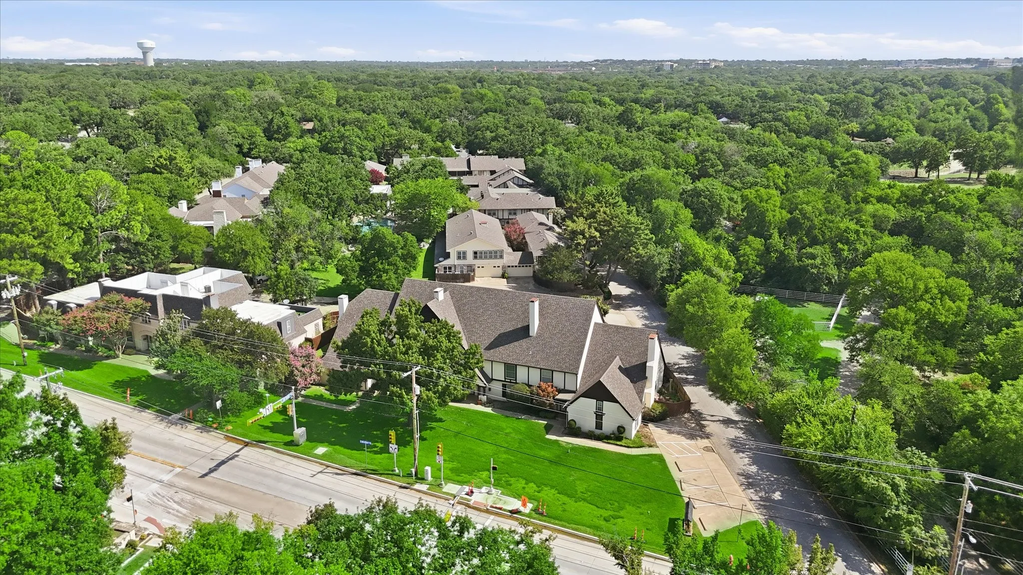 Townhouse For Sale in Tarrant County , 981 Chateau Valee Circle, Bedford, Texas 76022, 3 Bedroom, 4 Bathroom, Garage spaces, 2,029 Sqft, built in 1972, mls#21334457, Real Estate Agent in Bedford, Homes For Sale in Tarrant county, Homes For Sale in Bedford, Realtor in Bedford Texas, Real Estate Brokerage Independent Realty Texas, Luminita Cordes Realtor