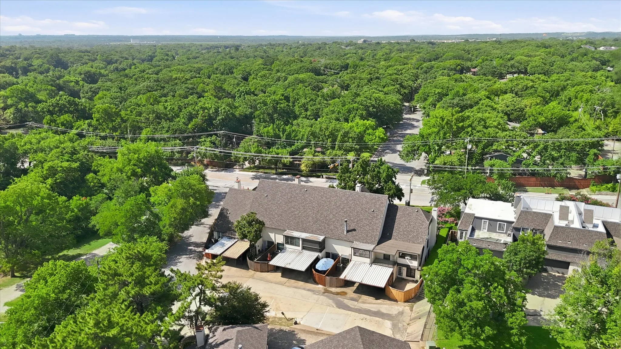 Townhouse For Sale in Tarrant County , 981 Chateau Valee Circle, Bedford, Texas 76022, 3 Bedroom, 4 Bathroom, Garage spaces, 2,029 Sqft, built in 1972, mls#21334457, Real Estate Agent in Bedford, Homes For Sale in Tarrant county, Homes For Sale in Bedford, Realtor in Bedford Texas, Real Estate Brokerage Independent Realty Texas, Luminita Cordes Realtor