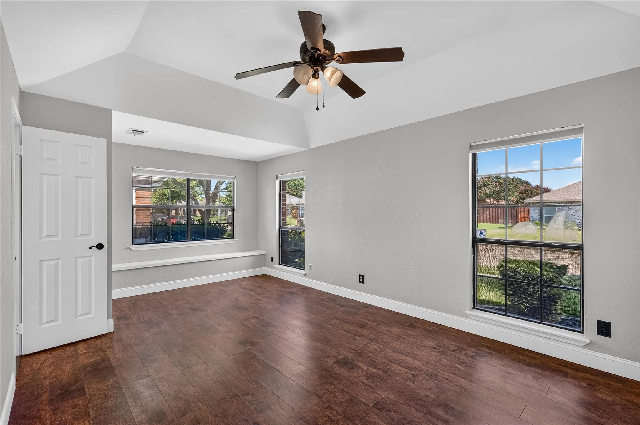 Single Family Residence For Sale in Denton County , 978 Downey Drive, Lewisville, Texas 75067, 3 Bedroom, 2 Bathroom, 2 Garage spaces, 1,935 Sqft, built in 1986, mls#21339739, Real Estate Agent in Lewisville, Homes For Sale in Denton county, Homes For Sale in Lewisville, Realtor in Lewisville Texas, Real Estate Brokerage Independent Realty Texas, Luminita Cordes Realtor
