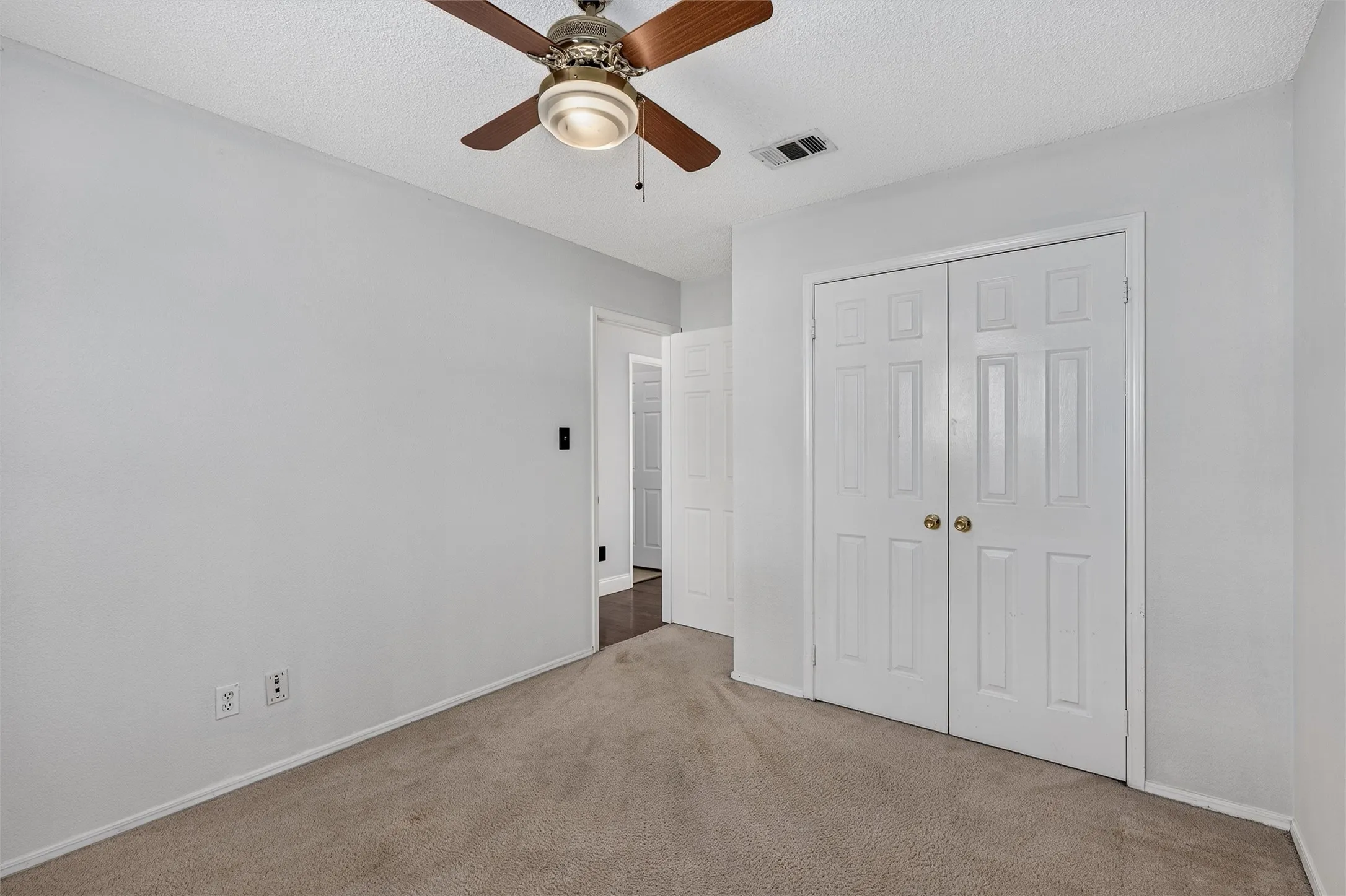 Single Family Residence For Sale in Denton County , 978 Downey Drive, Lewisville, Texas 75067, 3 Bedroom, 2 Bathroom, 2 Garage spaces, 1,935 Sqft, built in 1986, mls#21339739, Real Estate Agent in Lewisville, Homes For Sale in Denton county, Homes For Sale in Lewisville, Realtor in Lewisville Texas, Real Estate Brokerage Independent Realty Texas, Luminita Cordes Realtor