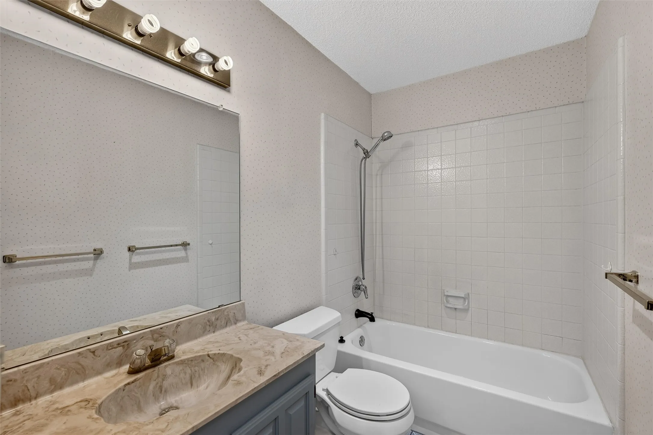 Single Family Residence For Sale in Denton County , 978 Downey Drive, Lewisville, Texas 75067, 3 Bedroom, 2 Bathroom, 2 Garage spaces, 1,935 Sqft, built in 1986, mls#21339739, Real Estate Agent in Lewisville, Homes For Sale in Denton county, Homes For Sale in Lewisville, Realtor in Lewisville Texas, Real Estate Brokerage Independent Realty Texas, Luminita Cordes Realtor