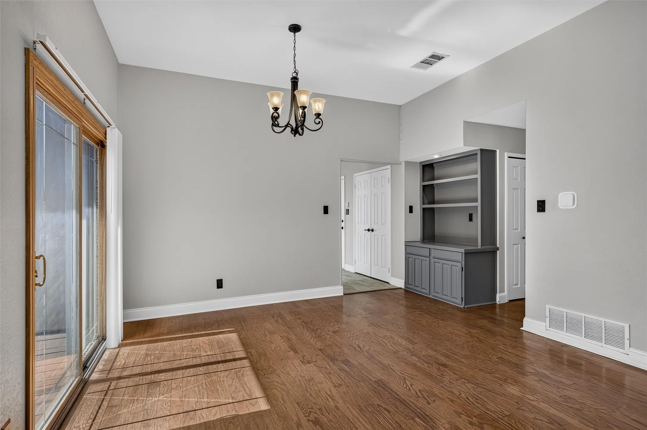 Single Family Residence For Sale in Denton County , 978 Downey Drive, Lewisville, Texas 75067, 3 Bedroom, 2 Bathroom, 2 Garage spaces, 1,935 Sqft, built in 1986, mls#21339739, Real Estate Agent in Lewisville, Homes For Sale in Denton county, Homes For Sale in Lewisville, Realtor in Lewisville Texas, Real Estate Brokerage Independent Realty Texas, Luminita Cordes Realtor