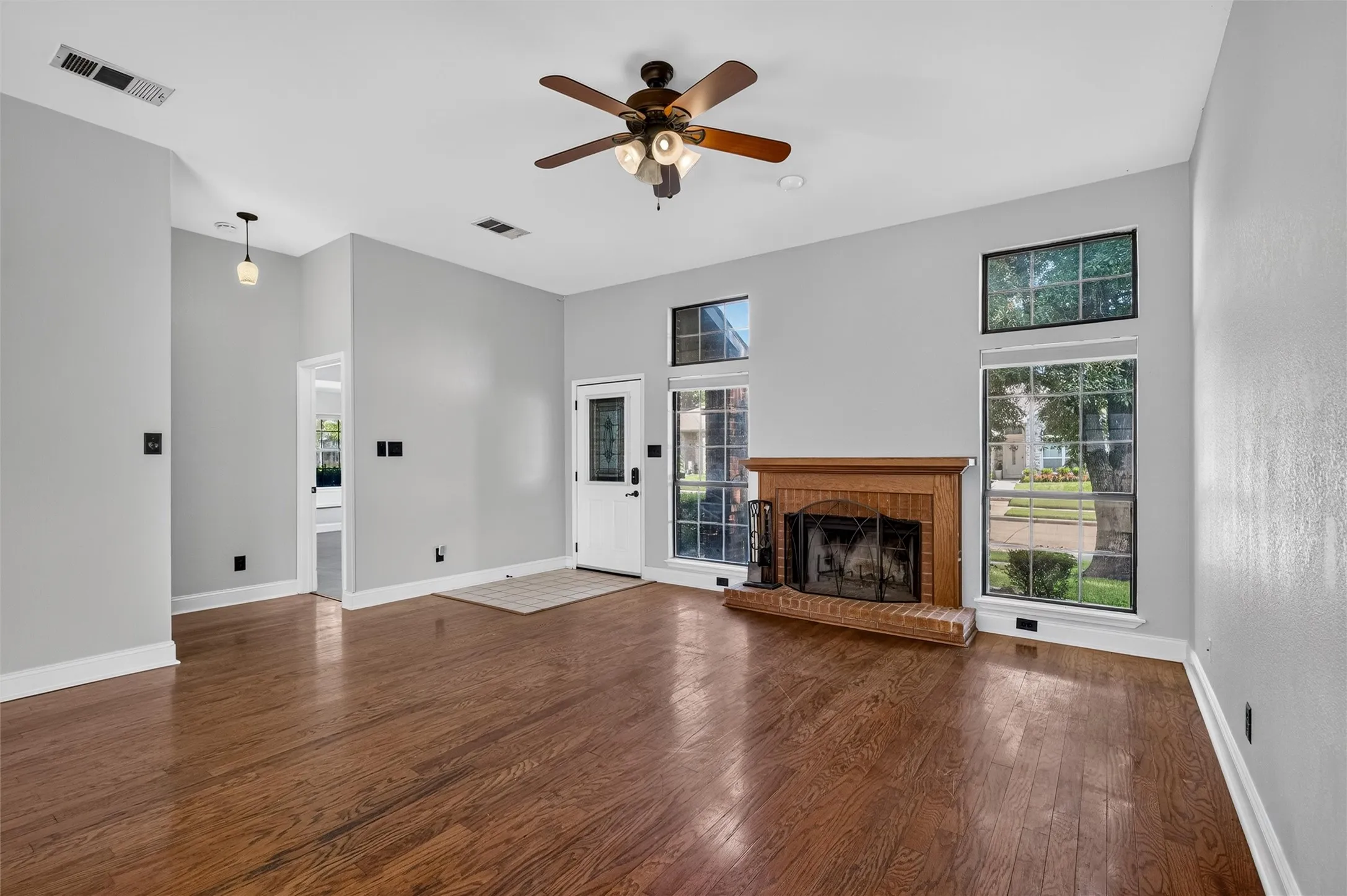 Single Family Residence For Sale in Denton County , 978 Downey Drive, Lewisville, Texas 75067, 3 Bedroom, 2 Bathroom, 2 Garage spaces, 1,935 Sqft, built in 1986, mls#21339739, Real Estate Agent in Lewisville, Homes For Sale in Denton county, Homes For Sale in Lewisville, Realtor in Lewisville Texas, Real Estate Brokerage Independent Realty Texas, Luminita Cordes Realtor