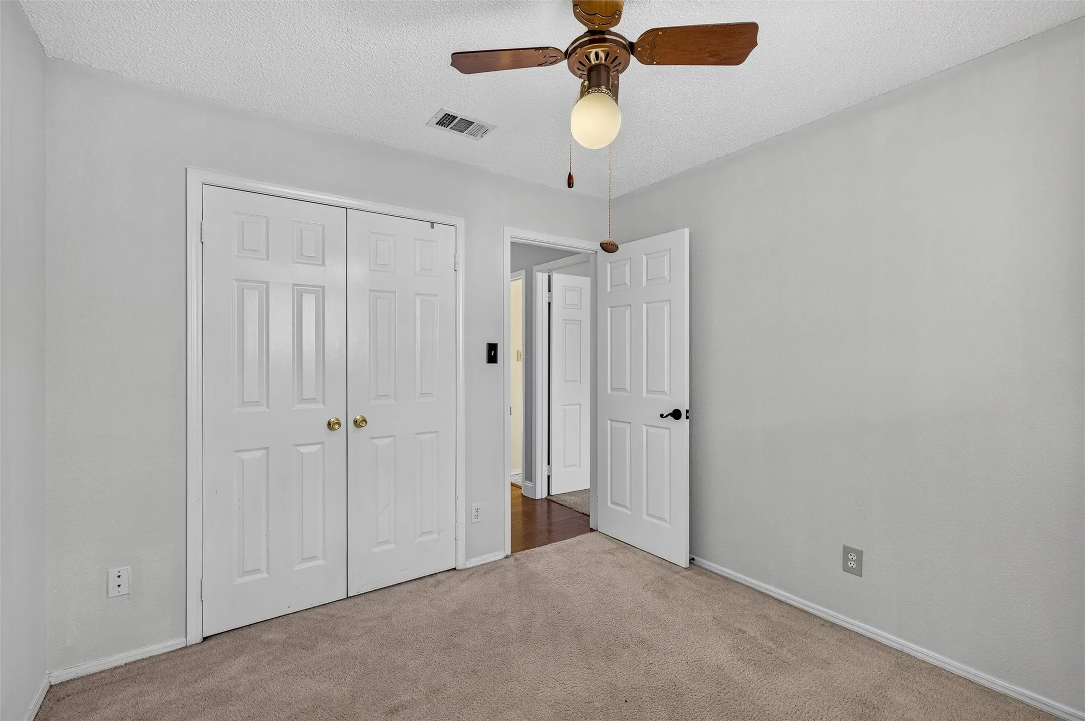 Single Family Residence For Sale in Denton County , 978 Downey Drive, Lewisville, Texas 75067, 3 Bedroom, 2 Bathroom, 2 Garage spaces, 1,935 Sqft, built in 1986, mls#21339739, Real Estate Agent in Lewisville, Homes For Sale in Denton county, Homes For Sale in Lewisville, Realtor in Lewisville Texas, Real Estate Brokerage Independent Realty Texas, Luminita Cordes Realtor