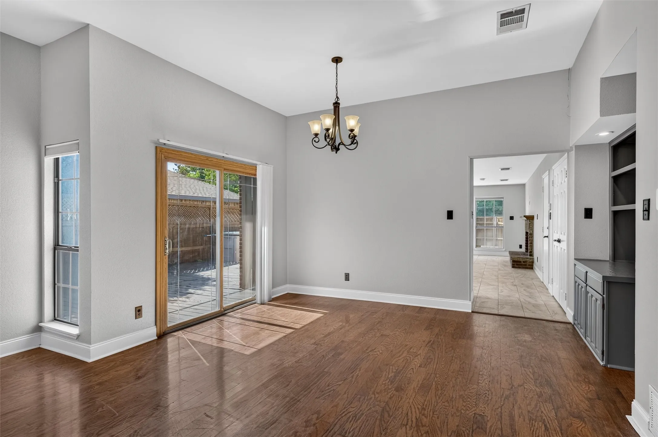 Single Family Residence For Sale in Denton County , 978 Downey Drive, Lewisville, Texas 75067, 3 Bedroom, 2 Bathroom, 2 Garage spaces, 1,935 Sqft, built in 1986, mls#21339739, Real Estate Agent in Lewisville, Homes For Sale in Denton county, Homes For Sale in Lewisville, Realtor in Lewisville Texas, Real Estate Brokerage Independent Realty Texas, Luminita Cordes Realtor