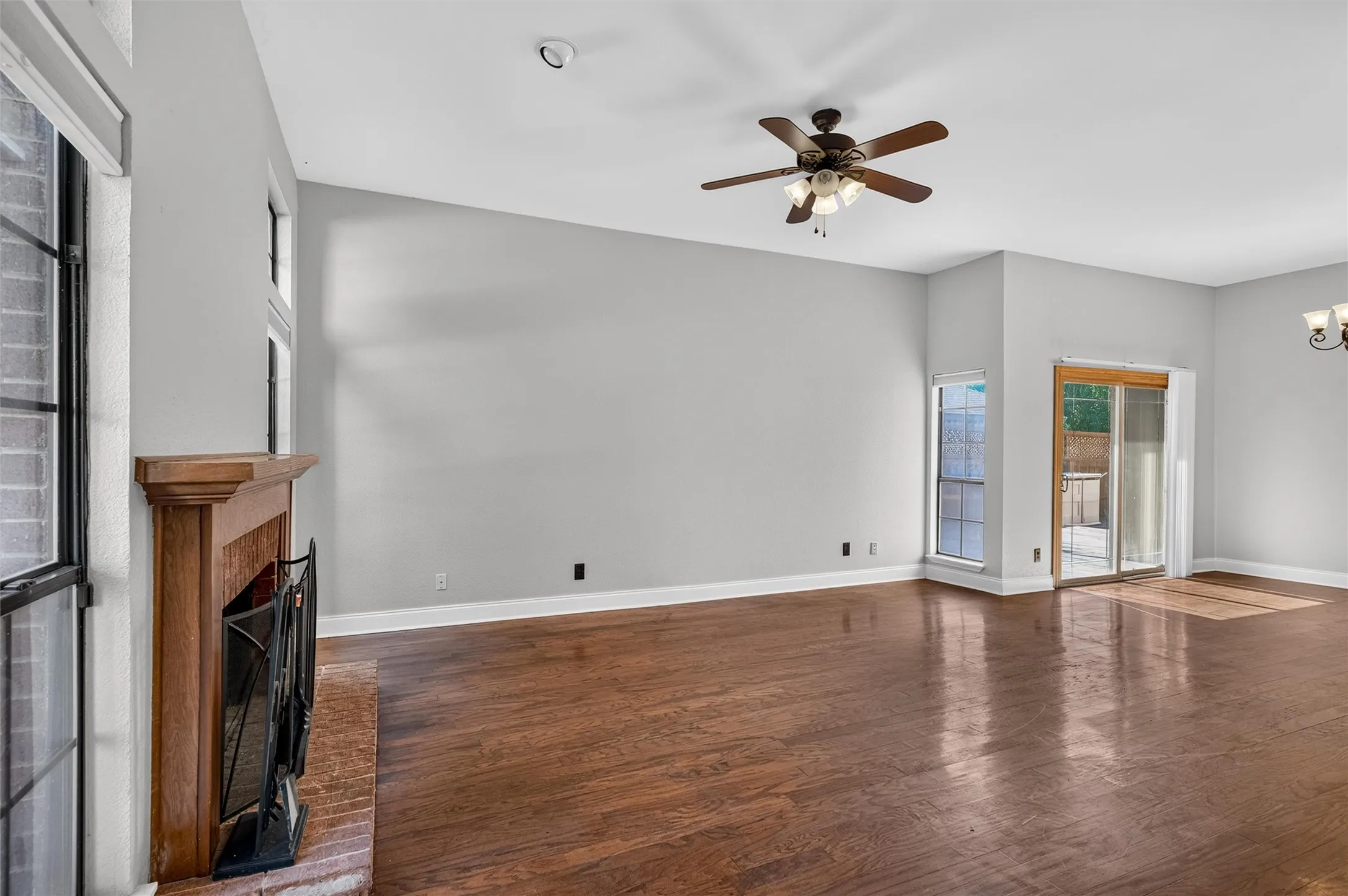 Single Family Residence For Sale in Denton County , 978 Downey Drive, Lewisville, Texas 75067, 3 Bedroom, 2 Bathroom, 2 Garage spaces, 1,935 Sqft, built in 1986, mls#21339739, Real Estate Agent in Lewisville, Homes For Sale in Denton county, Homes For Sale in Lewisville, Realtor in Lewisville Texas, Real Estate Brokerage Independent Realty Texas, Luminita Cordes Realtor