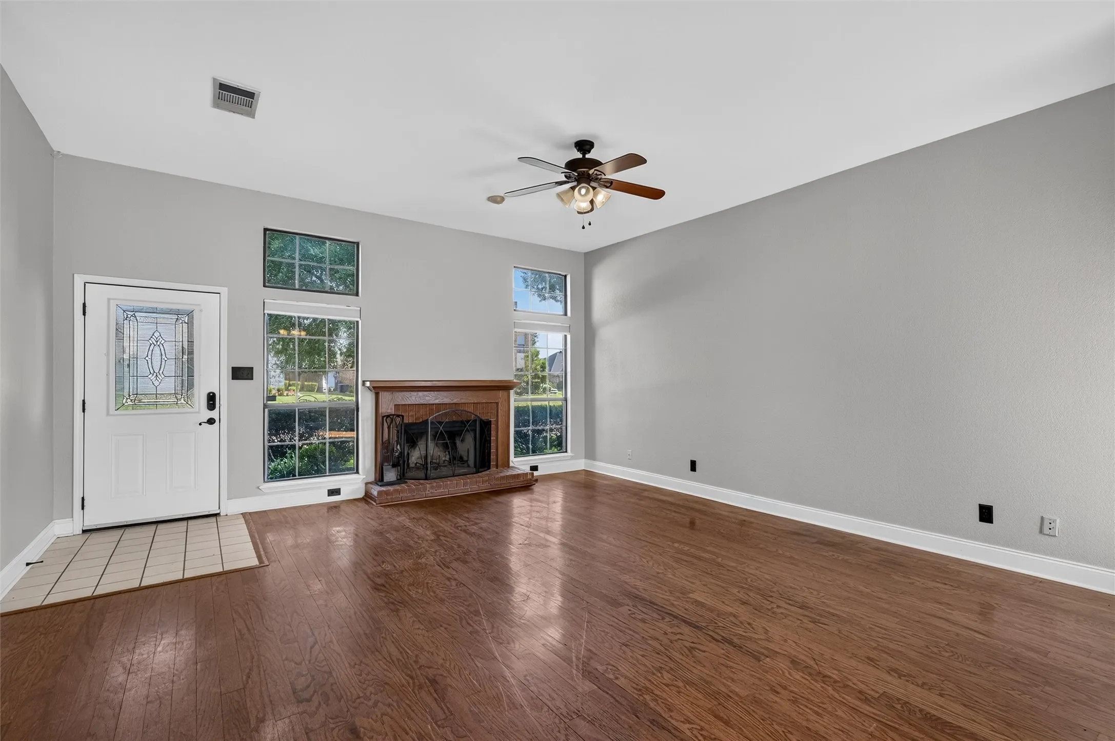 Single Family Residence For Sale in Denton County , 978 Downey Drive, Lewisville, Texas 75067, 3 Bedroom, 2 Bathroom, 2 Garage spaces, 1,935 Sqft, built in 1986, mls#21339739, Real Estate Agent in Lewisville, Homes For Sale in Denton county, Homes For Sale in Lewisville, Realtor in Lewisville Texas, Real Estate Brokerage Independent Realty Texas, Luminita Cordes Realtor