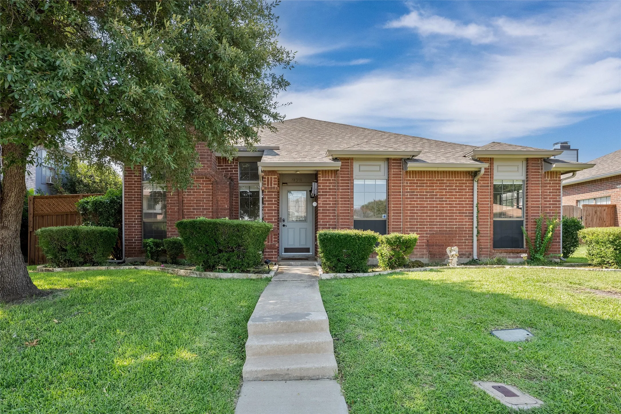 Single Family Residence For Sale in Denton County , 978 Downey Drive, Lewisville, Texas 75067, 3 Bedroom, 2 Bathroom, 2 Garage spaces, 1,935 Sqft, built in 1986, mls#21339739, Real Estate Agent in Lewisville, Homes For Sale in Denton county, Homes For Sale in Lewisville, Realtor in Lewisville Texas, Real Estate Brokerage Independent Realty Texas, Luminita Cordes Realtor