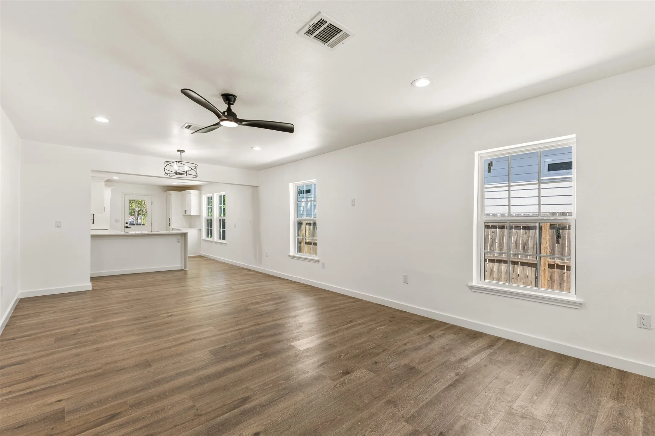 Single Family Residence For Sale in Dallas County , 2911 S Denley, Dallas, Texas 75216, 3 Bedroom, 2 Bathroom, Garage spaces, 1,425 Sqft, built in 1930, mls#21342341, Real Estate Agent in Dallas, Homes For Sale in Dallas county, Homes For Sale in Dallas, Realtor in Dallas Texas, Real Estate Brokerage Independent Realty Texas, Luminita Cordes Realtor