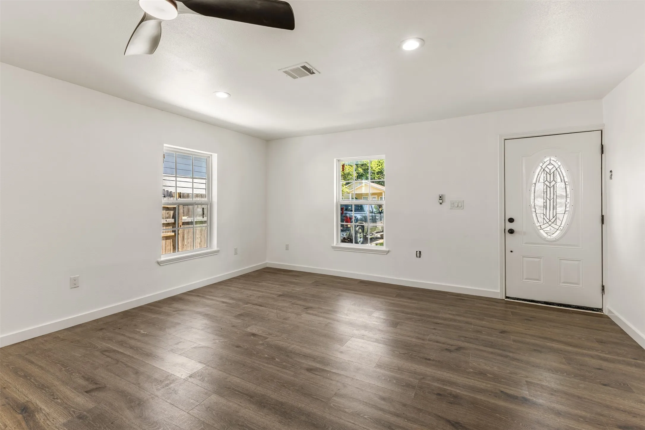 Single Family Residence For Sale in Dallas County , 2911 S Denley, Dallas, Texas 75216, 3 Bedroom, 2 Bathroom, Garage spaces, 1,425 Sqft, built in 1930, mls#21342341, Real Estate Agent in Dallas, Homes For Sale in Dallas county, Homes For Sale in Dallas, Realtor in Dallas Texas, Real Estate Brokerage Independent Realty Texas, Luminita Cordes Realtor