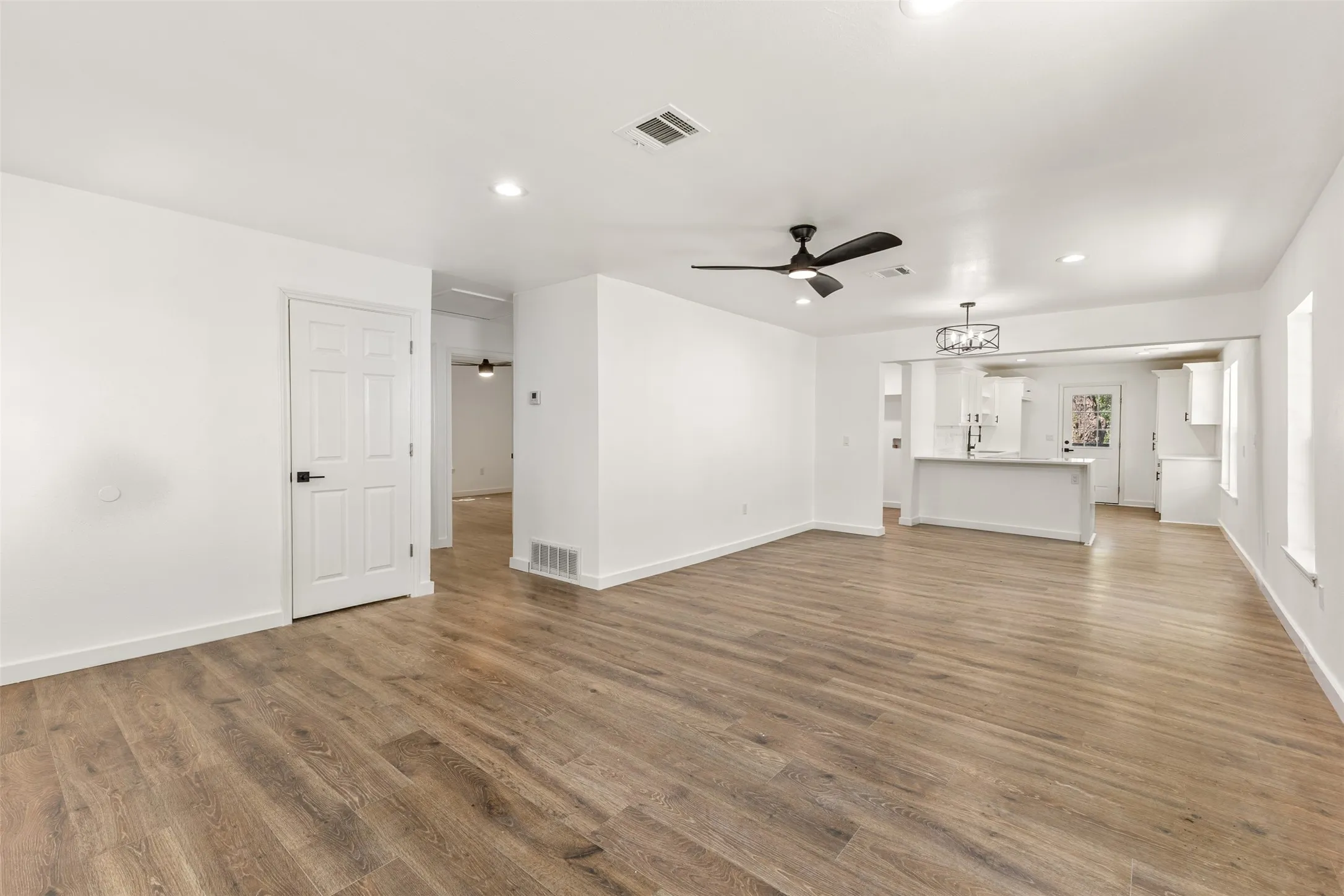 Single Family Residence For Sale in Dallas County , 2911 S Denley, Dallas, Texas 75216, 3 Bedroom, 2 Bathroom, Garage spaces, 1,425 Sqft, built in 1930, mls#21342341, Real Estate Agent in Dallas, Homes For Sale in Dallas county, Homes For Sale in Dallas, Realtor in Dallas Texas, Real Estate Brokerage Independent Realty Texas, Luminita Cordes Realtor