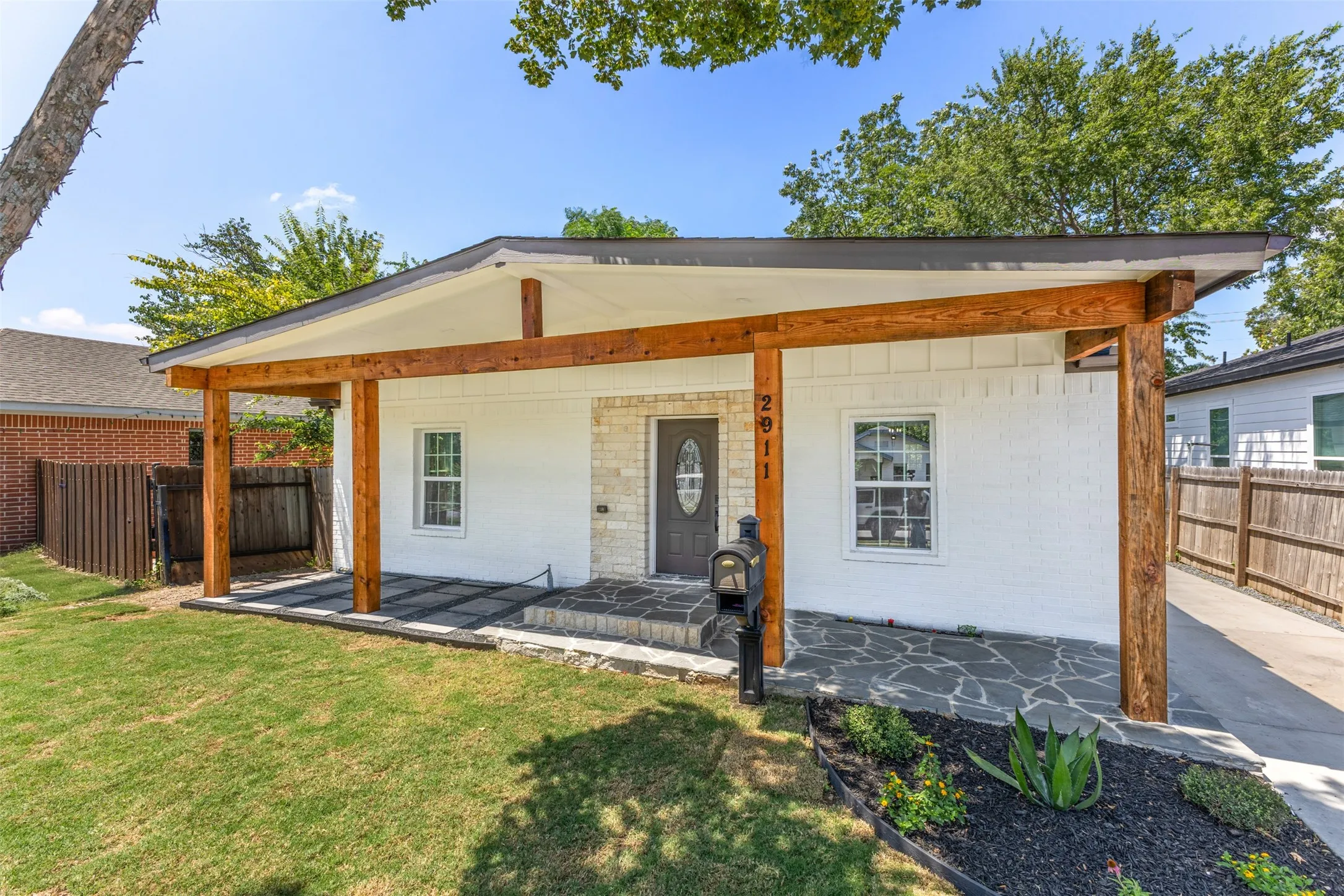 Single Family Residence For Sale in Dallas County , 2911 S Denley, Dallas, Texas 75216, 3 Bedroom, 2 Bathroom, Garage spaces, 1,425 Sqft, built in 1930, mls#21342341, Real Estate Agent in Dallas, Homes For Sale in Dallas county, Homes For Sale in Dallas, Realtor in Dallas Texas, Real Estate Brokerage Independent Realty Texas, Luminita Cordes Realtor