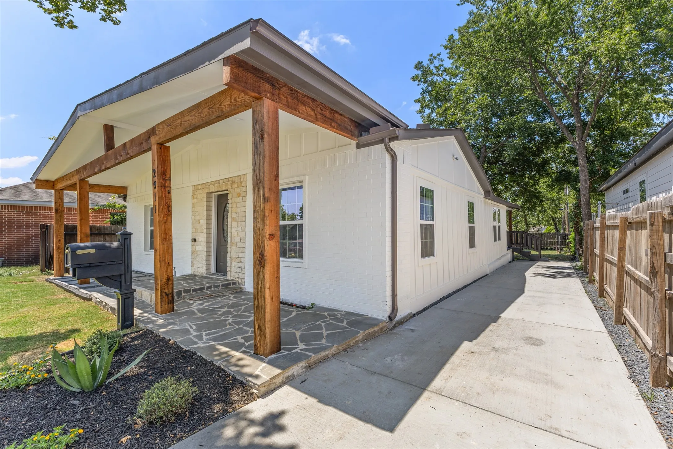 Single Family Residence For Sale in Dallas County , 2911 S Denley, Dallas, Texas 75216, 3 Bedroom, 2 Bathroom, Garage spaces, 1,425 Sqft, built in 1930, mls#21342341, Real Estate Agent in Dallas, Homes For Sale in Dallas county, Homes For Sale in Dallas, Realtor in Dallas Texas, Real Estate Brokerage Independent Realty Texas, Luminita Cordes Realtor