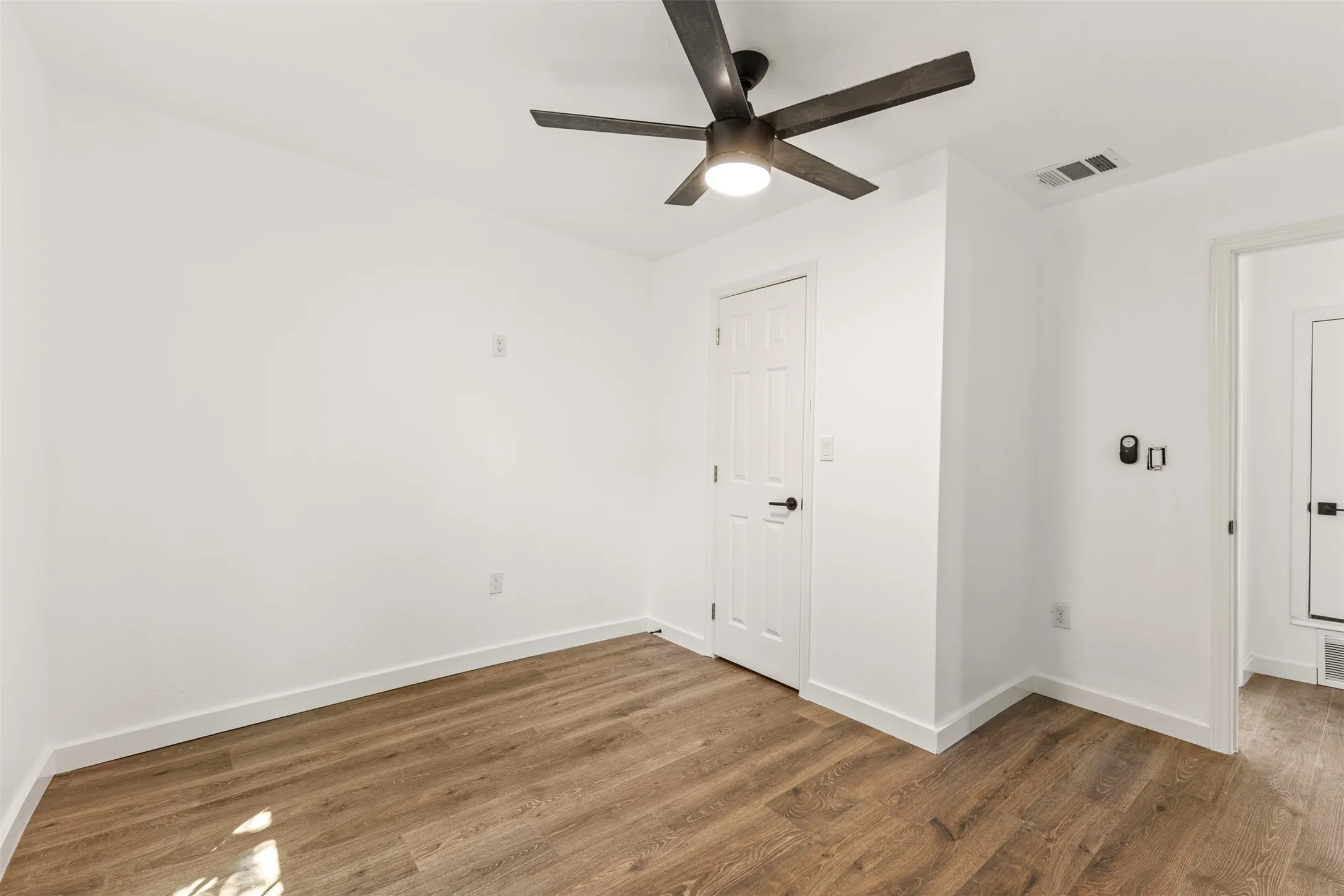 Single Family Residence For Sale in Dallas County , 2911 S Denley, Dallas, Texas 75216, 3 Bedroom, 2 Bathroom, Garage spaces, 1,425 Sqft, built in 1930, mls#21342341, Real Estate Agent in Dallas, Homes For Sale in Dallas county, Homes For Sale in Dallas, Realtor in Dallas Texas, Real Estate Brokerage Independent Realty Texas, Luminita Cordes Realtor