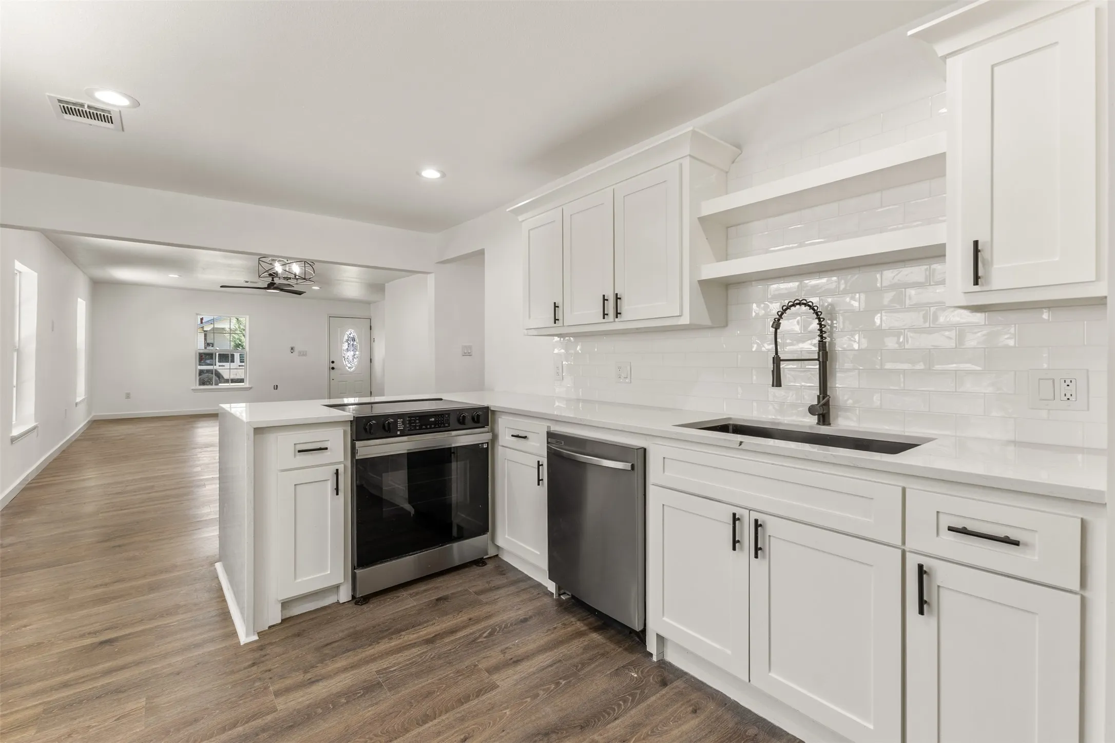 Single Family Residence For Sale in Dallas County , 2911 S Denley, Dallas, Texas 75216, 3 Bedroom, 2 Bathroom, Garage spaces, 1,425 Sqft, built in 1930, mls#21342341, Real Estate Agent in Dallas, Homes For Sale in Dallas county, Homes For Sale in Dallas, Realtor in Dallas Texas, Real Estate Brokerage Independent Realty Texas, Luminita Cordes Realtor