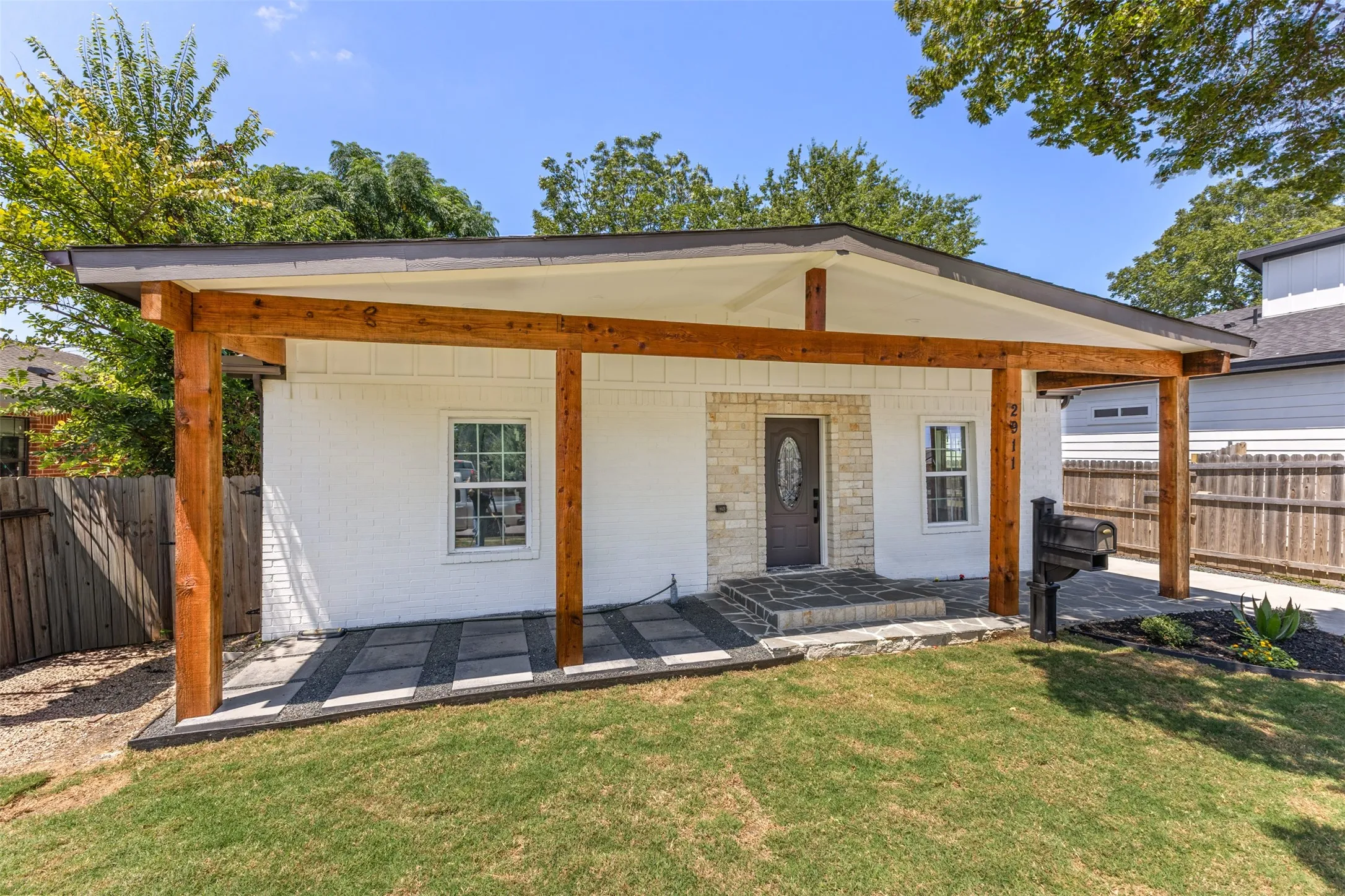 Single Family Residence For Sale in Dallas County , 2911 S Denley, Dallas, Texas 75216, 3 Bedroom, 2 Bathroom, Garage spaces, 1,425 Sqft, built in 1930, mls#21342341, Real Estate Agent in Dallas, Homes For Sale in Dallas county, Homes For Sale in Dallas, Realtor in Dallas Texas, Real Estate Brokerage Independent Realty Texas, Luminita Cordes Realtor