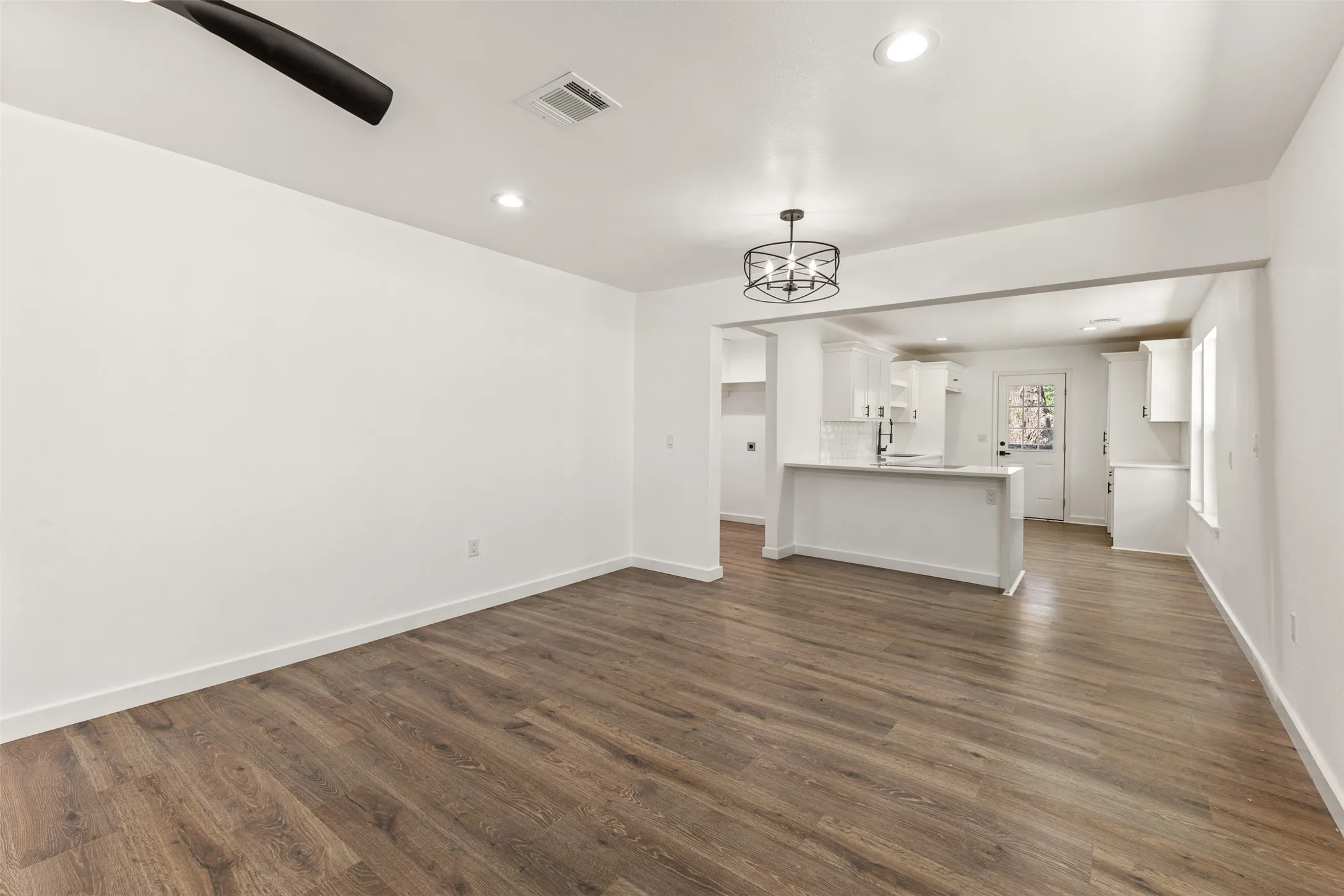 Single Family Residence For Sale in Dallas County , 2911 S Denley, Dallas, Texas 75216, 3 Bedroom, 2 Bathroom, Garage spaces, 1,425 Sqft, built in 1930, mls#21342341, Real Estate Agent in Dallas, Homes For Sale in Dallas county, Homes For Sale in Dallas, Realtor in Dallas Texas, Real Estate Brokerage Independent Realty Texas, Luminita Cordes Realtor