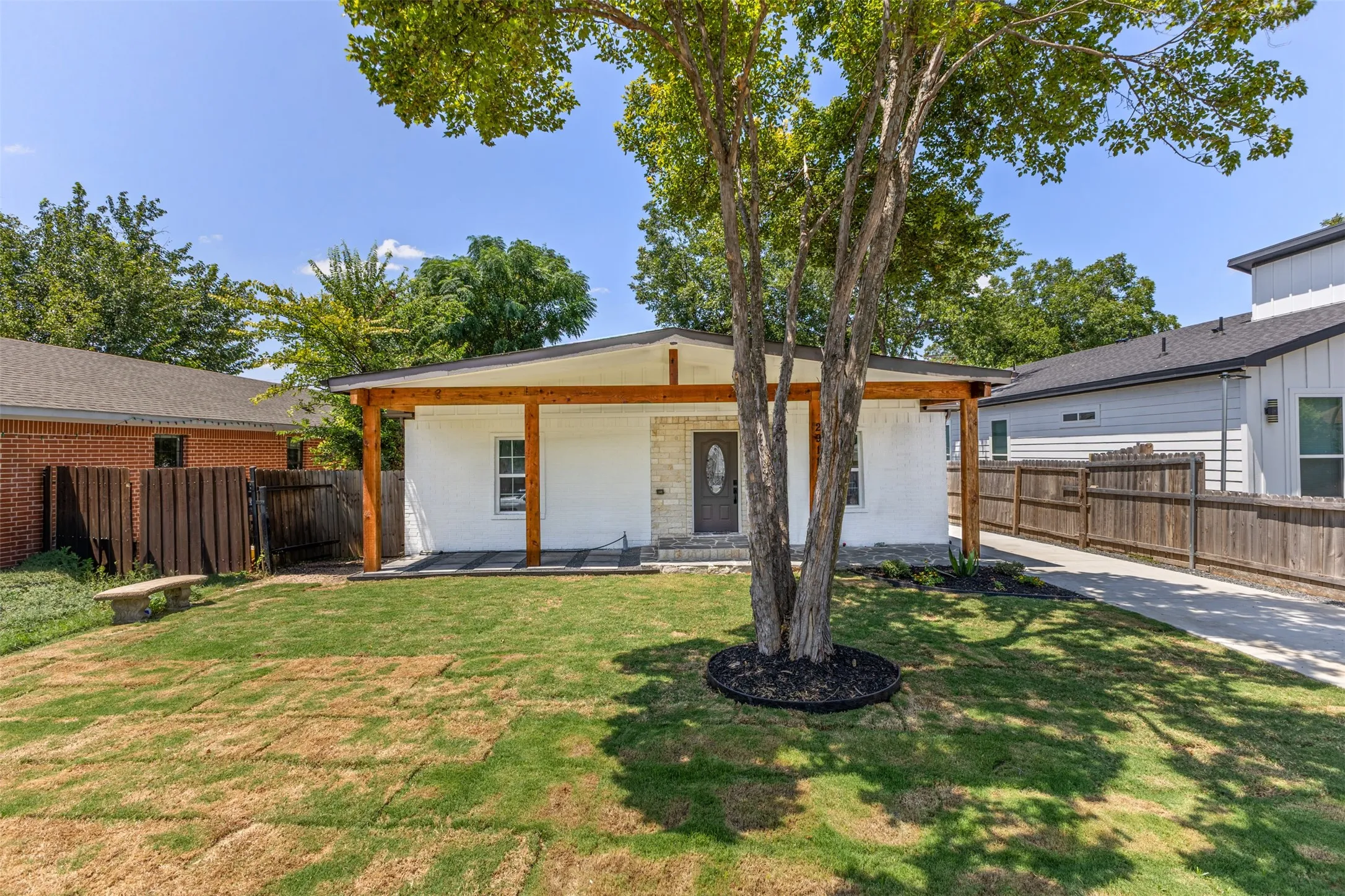 Single Family Residence For Sale in Dallas County , 2911 S Denley, Dallas, Texas 75216, 3 Bedroom, 2 Bathroom, Garage spaces, 1,425 Sqft, built in 1930, mls#21342341, Real Estate Agent in Dallas, Homes For Sale in Dallas county, Homes For Sale in Dallas, Realtor in Dallas Texas, Real Estate Brokerage Independent Realty Texas, Luminita Cordes Realtor