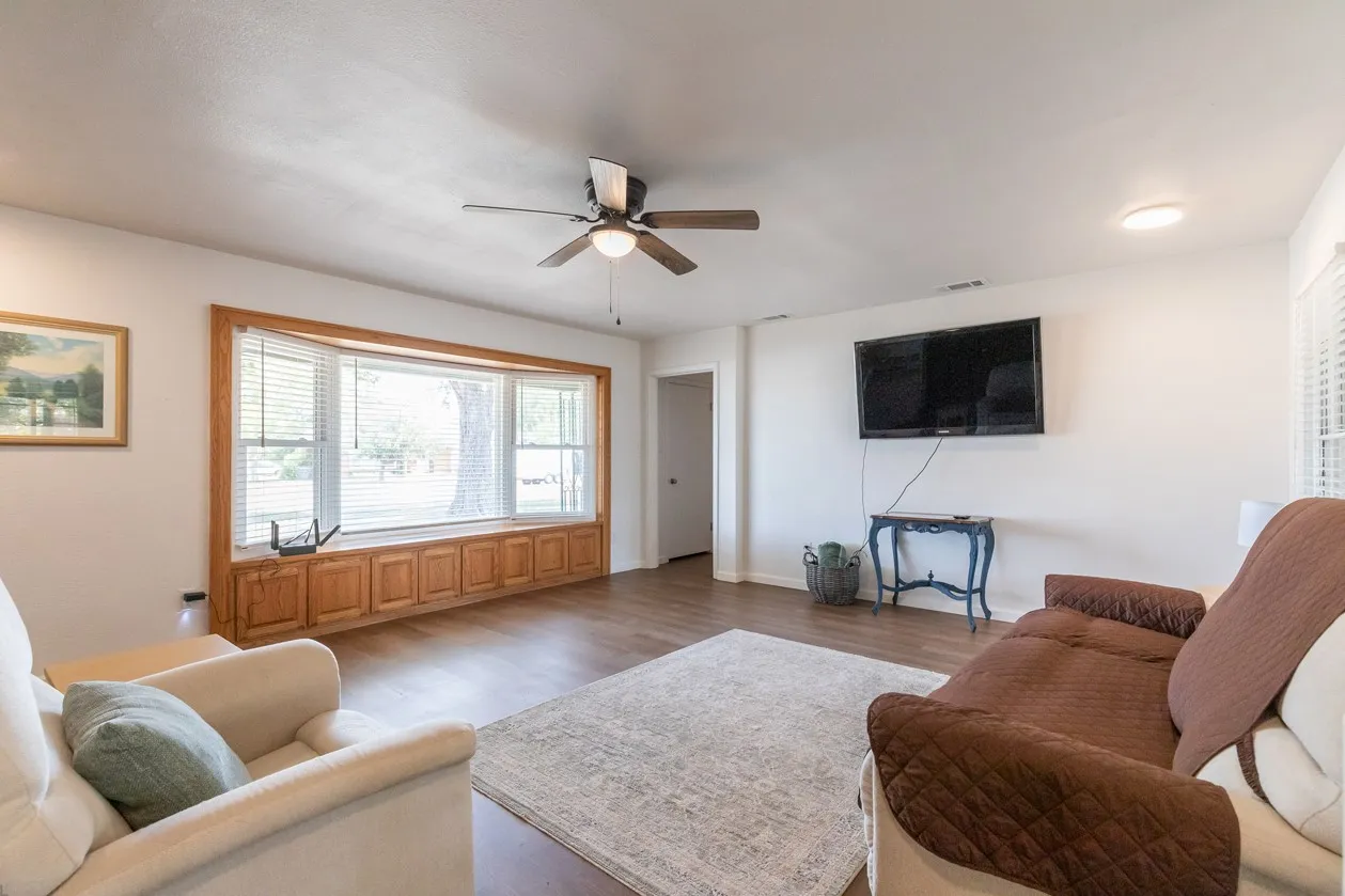 Single Family Residence For Sale in Taylor County , 2349 Cooke Street, Abilene, Texas 79605, 5 Bedroom, 3 Bathroom, Garage spaces, 2,577 Sqft, built in 1951, mls#21344970, Real Estate Agent in Abilene, Homes For Sale in Taylor county, Homes For Sale in Abilene, Realtor in Abilene Texas, Real Estate Brokerage Independent Realty Texas, Luminita Cordes Realtor