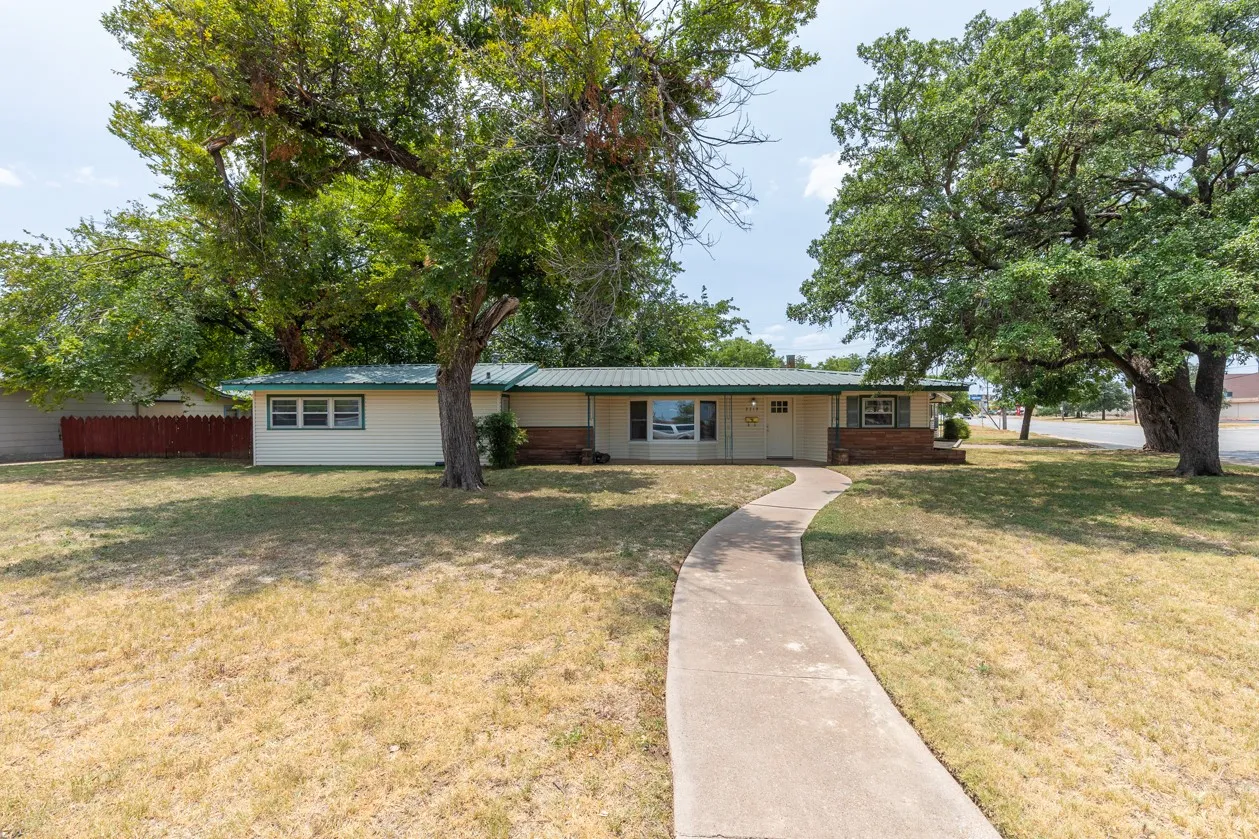 Single Family Residence For Sale in Taylor County , 2349 Cooke Street, Abilene, Texas 79605, 5 Bedroom, 3 Bathroom, Garage spaces, 2,577 Sqft, built in 1951, mls#21344970, Real Estate Agent in Abilene, Homes For Sale in Taylor county, Homes For Sale in Abilene, Realtor in Abilene Texas, Real Estate Brokerage Independent Realty Texas, Luminita Cordes Realtor