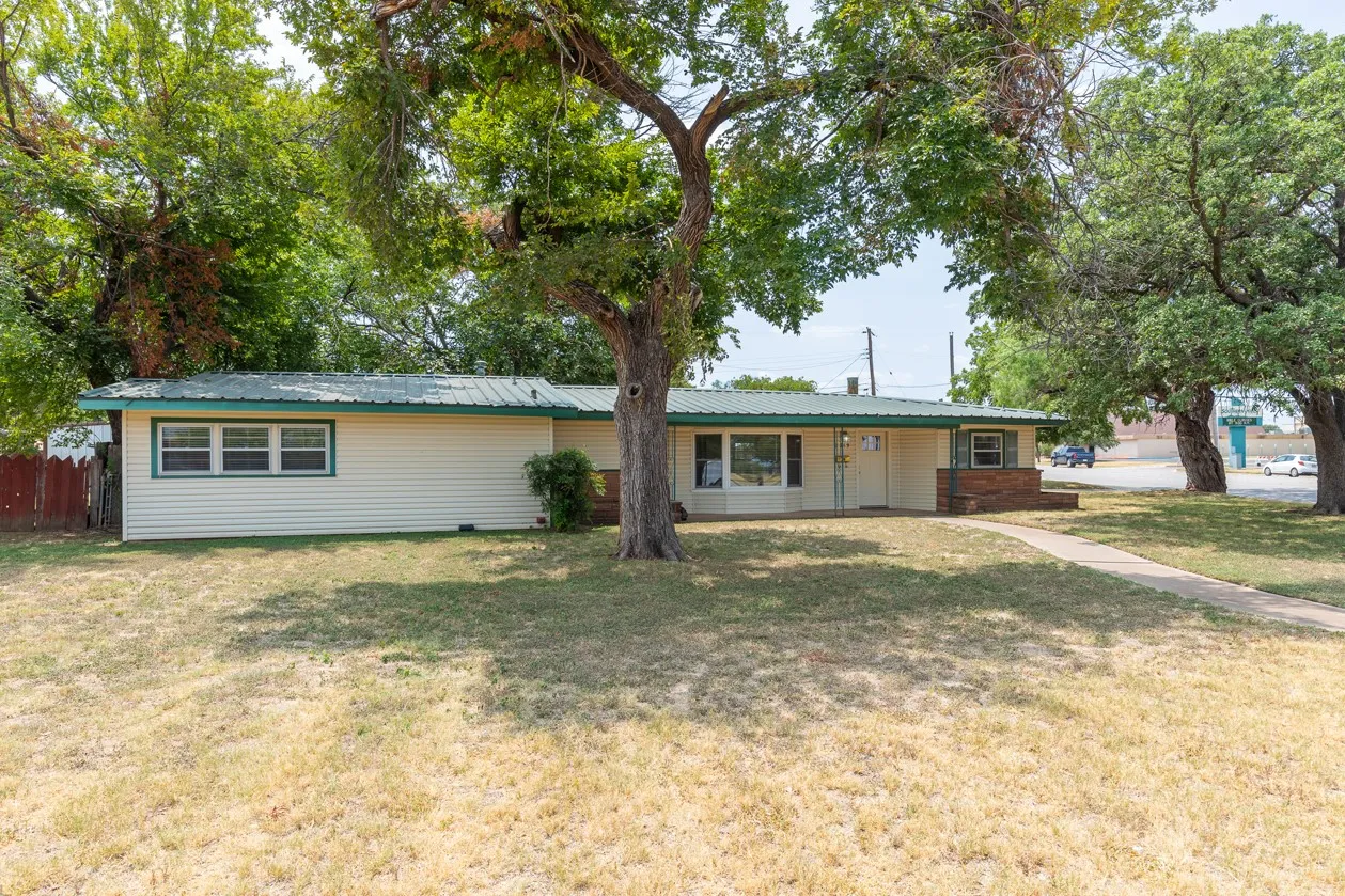 Single Family Residence For Sale in Taylor County , 2349 Cooke Street, Abilene, Texas 79605, 5 Bedroom, 3 Bathroom, Garage spaces, 2,577 Sqft, built in 1951, mls#21344970, Real Estate Agent in Abilene, Homes For Sale in Taylor county, Homes For Sale in Abilene, Realtor in Abilene Texas, Real Estate Brokerage Independent Realty Texas, Luminita Cordes Realtor