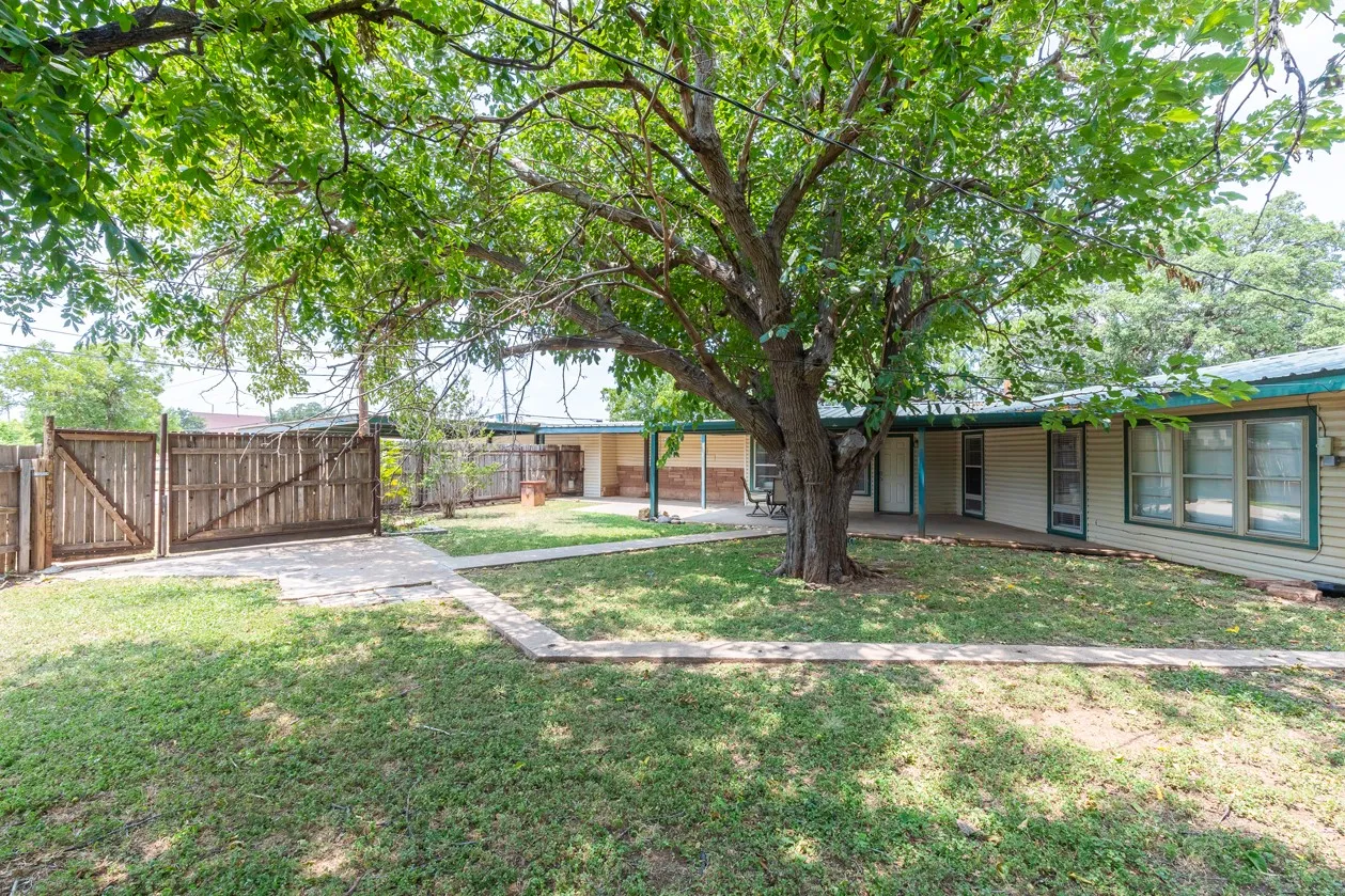 Single Family Residence For Sale in Taylor County , 2349 Cooke Street, Abilene, Texas 79605, 5 Bedroom, 3 Bathroom, Garage spaces, 2,577 Sqft, built in 1951, mls#21344970, Real Estate Agent in Abilene, Homes For Sale in Taylor county, Homes For Sale in Abilene, Realtor in Abilene Texas, Real Estate Brokerage Independent Realty Texas, Luminita Cordes Realtor