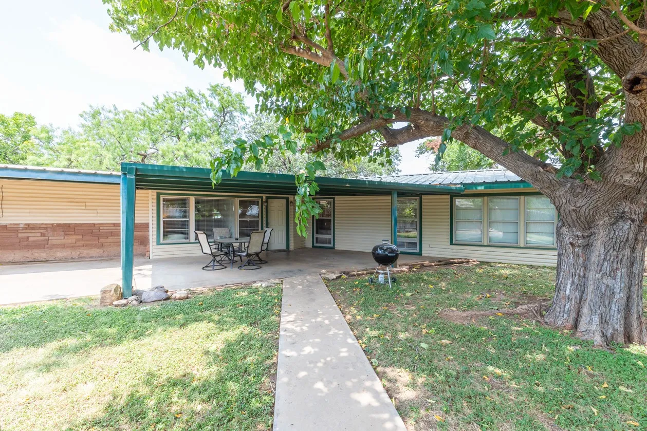 Single Family Residence For Sale in Taylor County , 2349 Cooke Street, Abilene, Texas 79605, 5 Bedroom, 3 Bathroom, Garage spaces, 2,577 Sqft, built in 1951, mls#21344970, Real Estate Agent in Abilene, Homes For Sale in Taylor county, Homes For Sale in Abilene, Realtor in Abilene Texas, Real Estate Brokerage Independent Realty Texas, Luminita Cordes Realtor