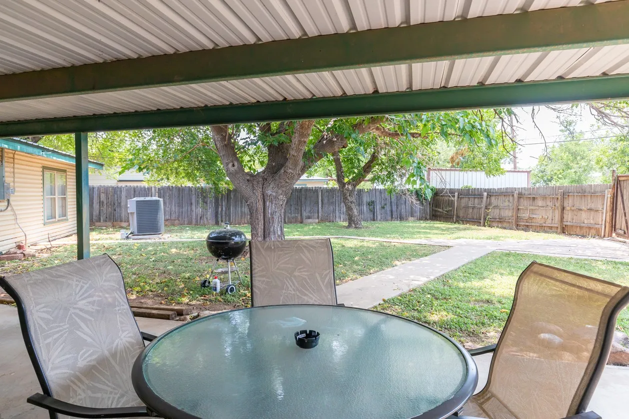 Single Family Residence For Sale in Taylor County , 2349 Cooke Street, Abilene, Texas 79605, 5 Bedroom, 3 Bathroom, Garage spaces, 2,577 Sqft, built in 1951, mls#21344970, Real Estate Agent in Abilene, Homes For Sale in Taylor county, Homes For Sale in Abilene, Realtor in Abilene Texas, Real Estate Brokerage Independent Realty Texas, Luminita Cordes Realtor
