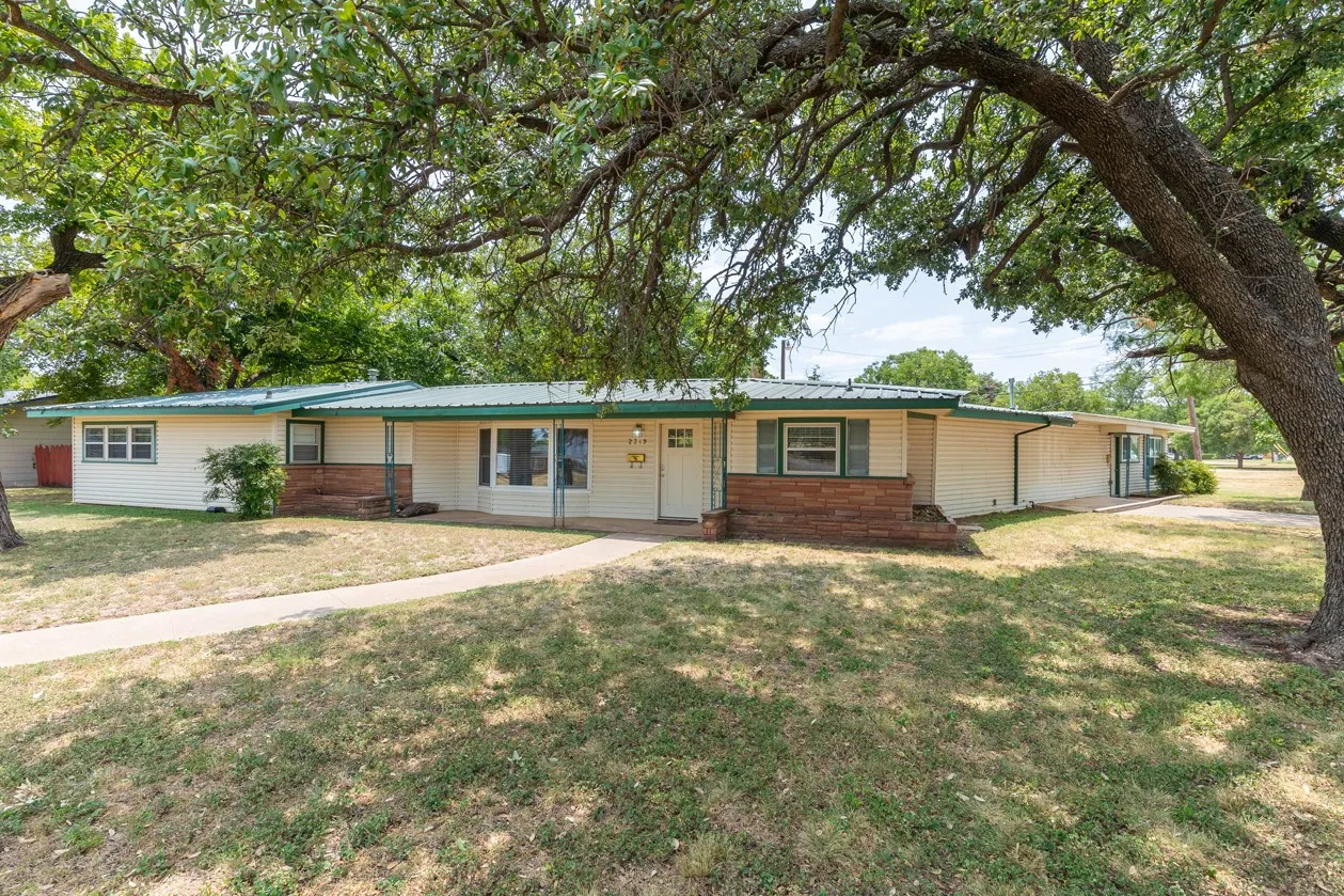 Single Family Residence For Sale in Taylor County , 2349 Cooke Street, Abilene, Texas 79605, 5 Bedroom, 3 Bathroom, Garage spaces, 2,577 Sqft, built in 1951, mls#21344970, Real Estate Agent in Abilene, Homes For Sale in Taylor county, Homes For Sale in Abilene, Realtor in Abilene Texas, Real Estate Brokerage Independent Realty Texas, Luminita Cordes Realtor