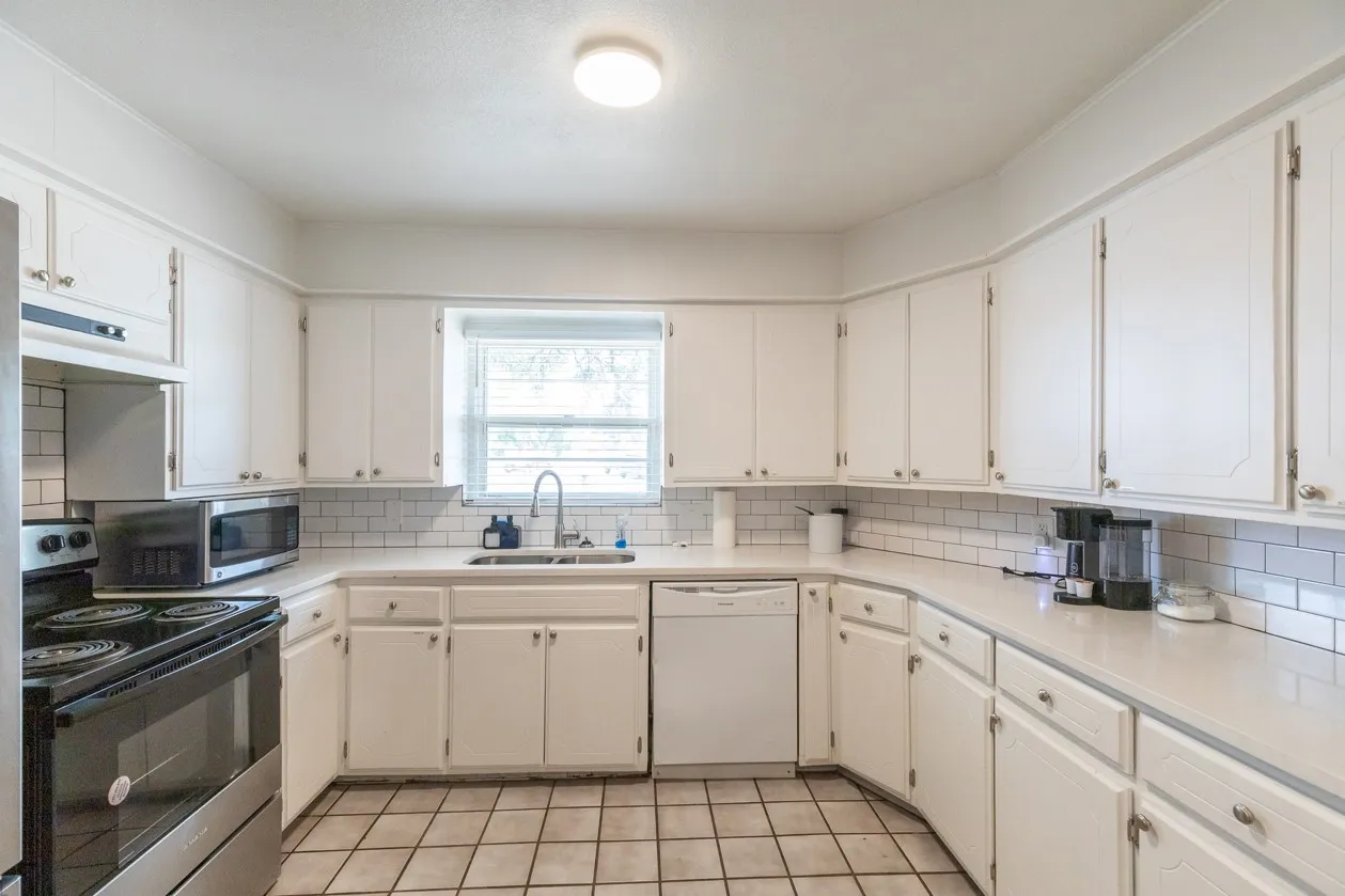 Single Family Residence For Sale in Taylor County , 2349 Cooke Street, Abilene, Texas 79605, 5 Bedroom, 3 Bathroom, Garage spaces, 2,577 Sqft, built in 1951, mls#21344970, Real Estate Agent in Abilene, Homes For Sale in Taylor county, Homes For Sale in Abilene, Realtor in Abilene Texas, Real Estate Brokerage Independent Realty Texas, Luminita Cordes Realtor