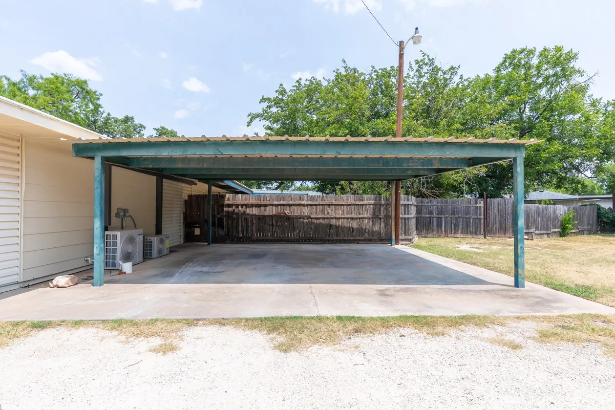 Single Family Residence For Sale in Taylor County , 2349 Cooke Street, Abilene, Texas 79605, 5 Bedroom, 3 Bathroom, Garage spaces, 2,577 Sqft, built in 1951, mls#21344970, Real Estate Agent in Abilene, Homes For Sale in Taylor county, Homes For Sale in Abilene, Realtor in Abilene Texas, Real Estate Brokerage Independent Realty Texas, Luminita Cordes Realtor