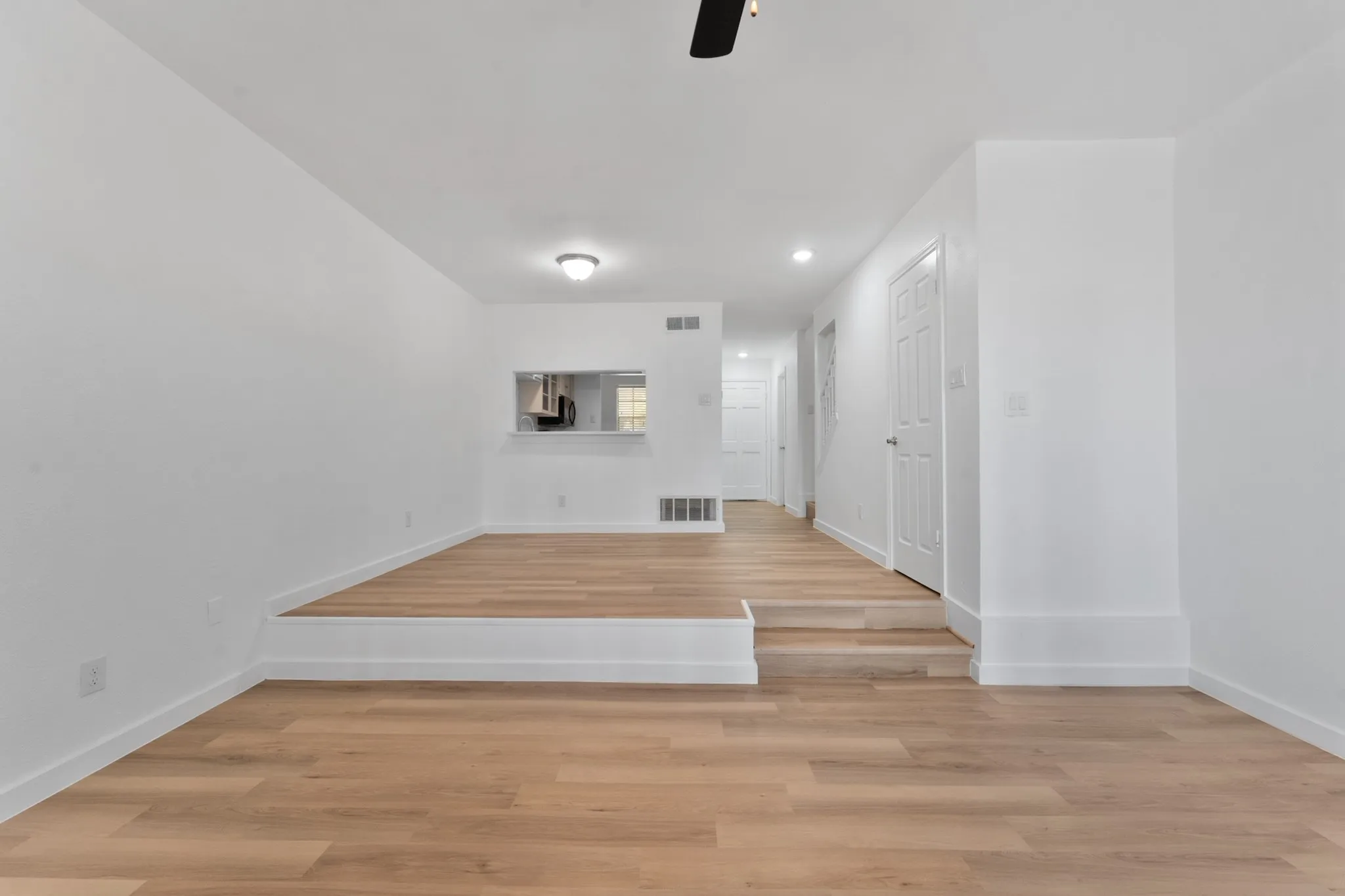 Condominium For Sale in Dallas County , 3635 Garden Brook Drive 10400, Farmers Branch, Texas 75234, 1 Bedroom, 2 Bathroom, Garage spaces, 919 Sqft, built in 1983, mls#21345236, Real Estate Agent in Farmers Branch, Homes For Sale in Dallas county, Homes For Sale in Farmers Branch, Realtor in Farmers Branch Texas, Real Estate Brokerage Independent Realty Texas, Luminita Cordes Realtor